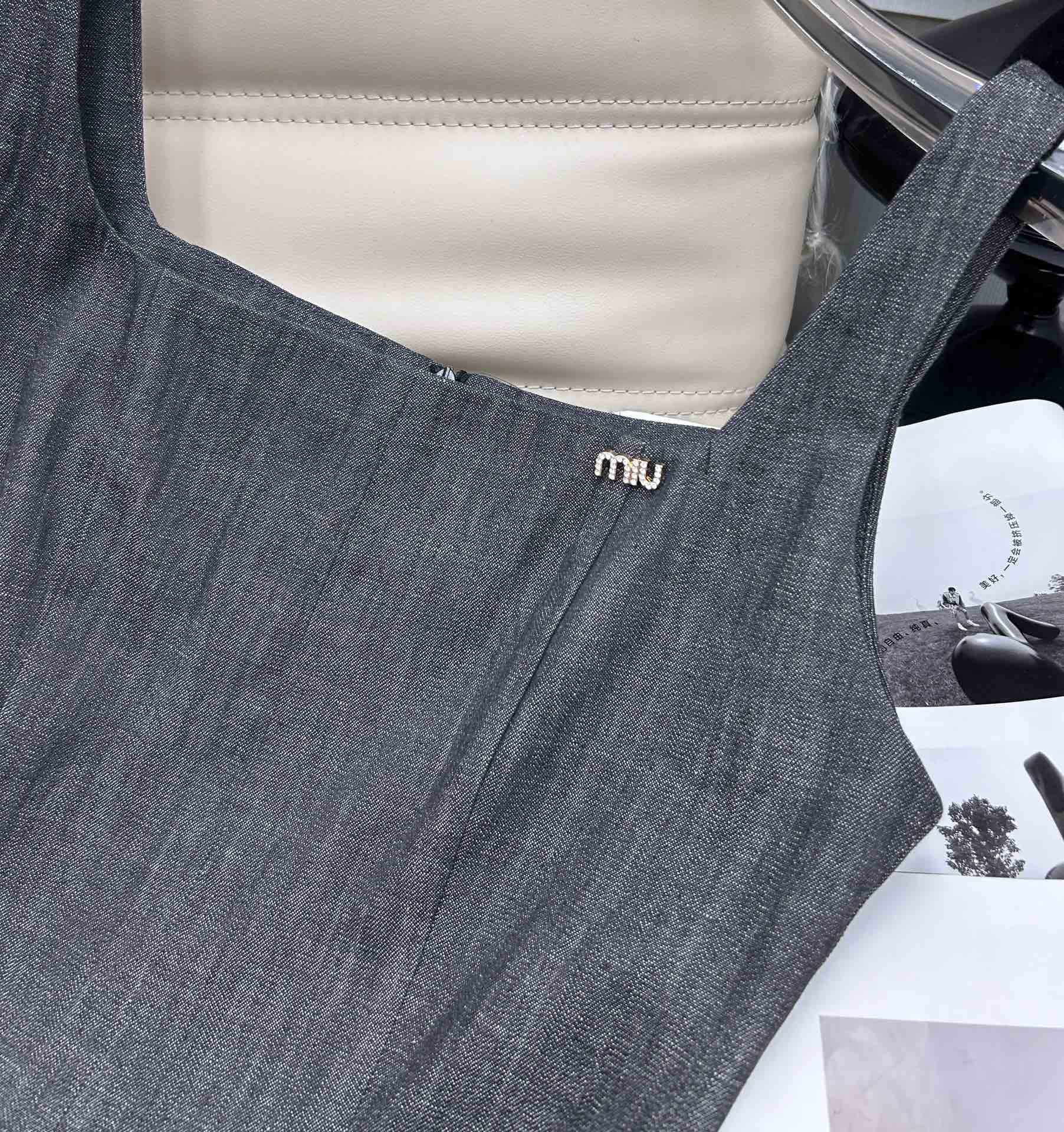 🛒🛒🛒25年新款 吊带收腰连衣裙👗 气质优雅的廓形慵懒随性～下摆压褶设计包容性强不挑人穿轻松驾驭！超舒适