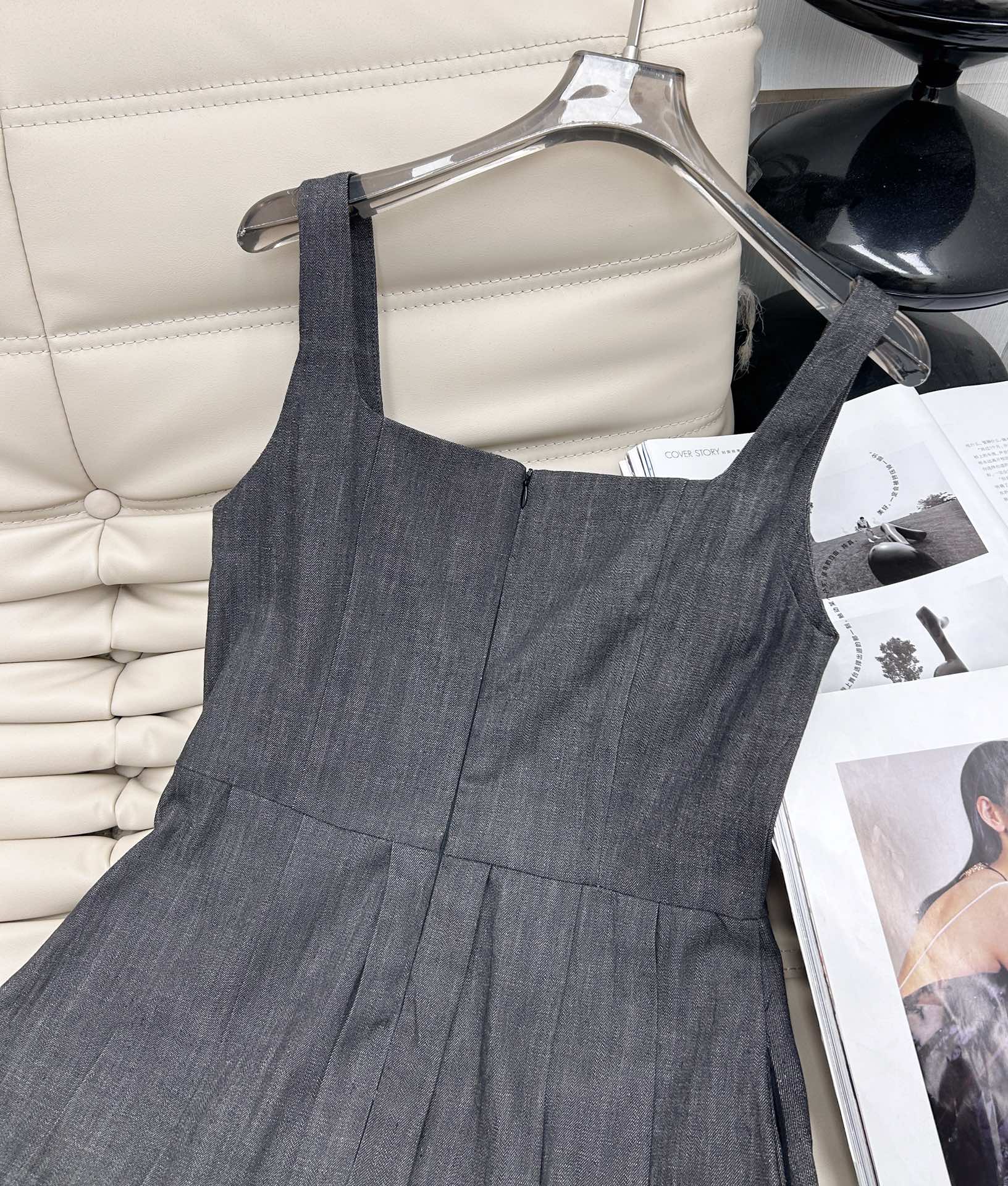 🛒🛒🛒25年新款 吊带收腰连衣裙👗 气质优雅的廓形慵懒随性～下摆压褶设计包容性强不挑人穿轻松驾驭！超舒适