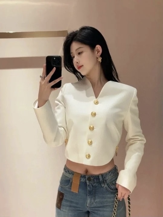 NO:308205,Model number D21869 LOUIS*Doujia LV new custom logo wheat ear gold buckle chain decoration, fashionable short V-neck long-sleeved suit jacket!  White, (M size bust 98, sleeve length 61, clothing length 46) suit 180, louis vuitton, louis vuitton, louis vuitton, louis vuitton, jackets & coats, business suit, alexander wang19860909款号D21869 LOUIS*驴家LV新款定制logo麦穗金扣链条装饰 时尚短款V领长袖西装外套！白色,（M码胸围98,袖长61,衣长46）西装180,,louis vuitton,louis vuitton,louis vuitton,louis vuitton,jackets & coats,business suit,alexander wang,Women's clothing