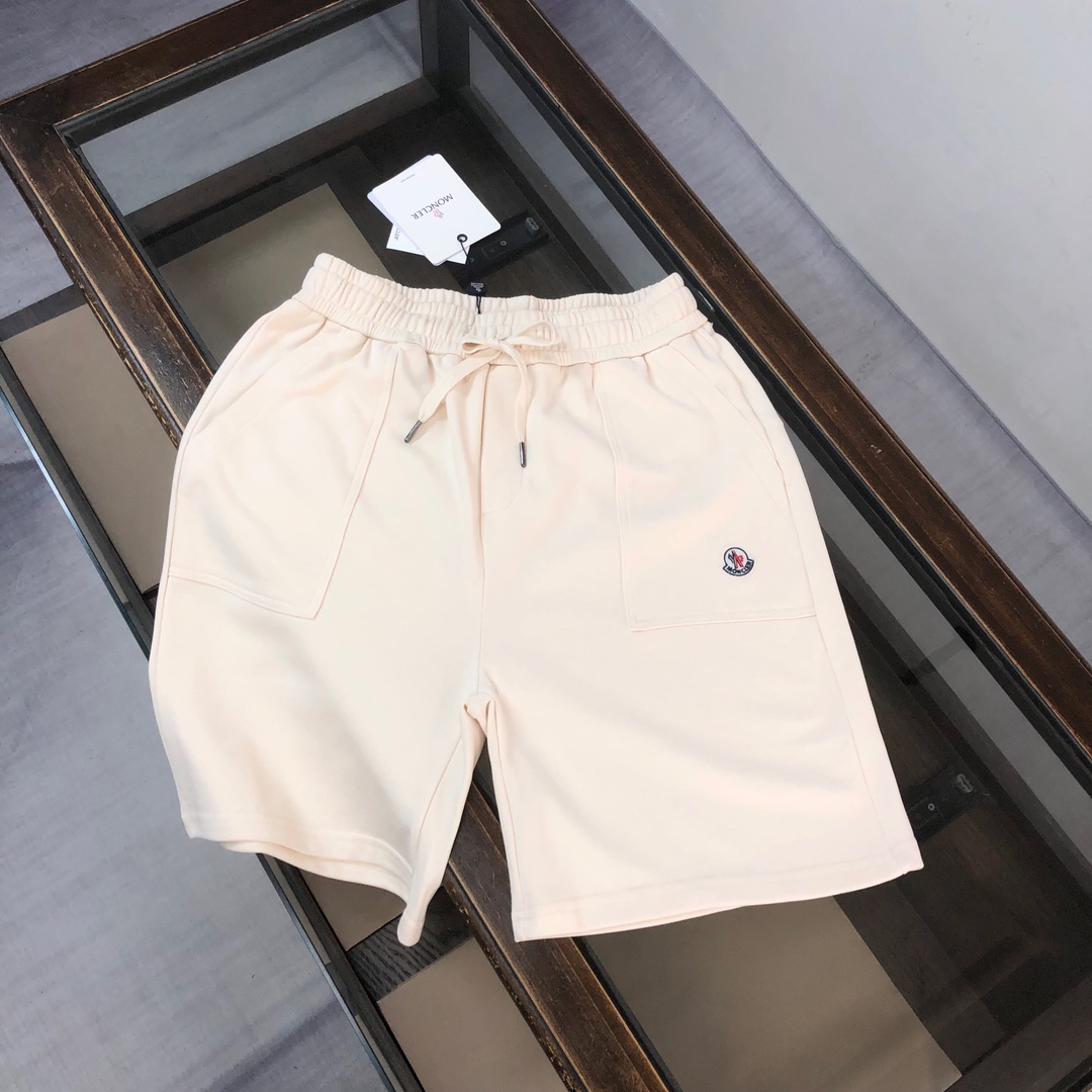 CMONCLER 蒙口  春夏最新款休闲短裤，定制面料 ～品牌标识徽章logo设计！款式简单又不失档次三标齐全、透气舒适度高，细节无可挑剔，品牌元素设计理念，体现高品质。手感细腻柔软！呈现休闲裁剪，上身版型超赞！男女同款人手必入\n颜色：黑色 杏色 灰色\n码数：S M L XL（下单请报身高体重）