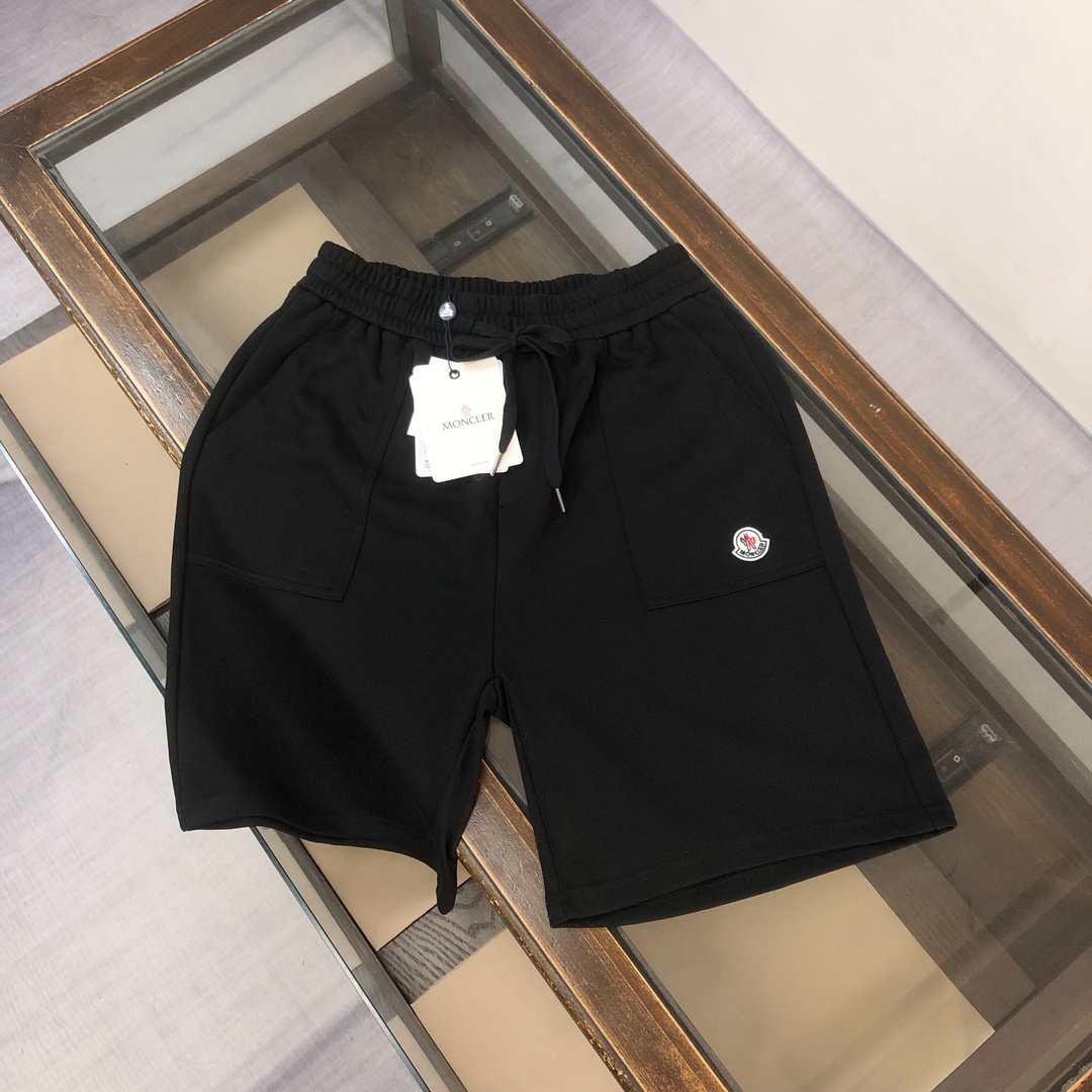 CMONCLER 蒙口  春夏最新款休闲短裤，定制面料 ～品牌标识徽章logo设计！款式简单又不失档次三标齐全、透气舒适度高，细节无可挑剔，品牌元素设计理念，体现高品质。手感细腻柔软！呈现休闲裁剪，上身版型超赞！男女同款人手必入\n颜色：黑色 杏色 灰色\n码数：S M L XL（下单请报身高体重）