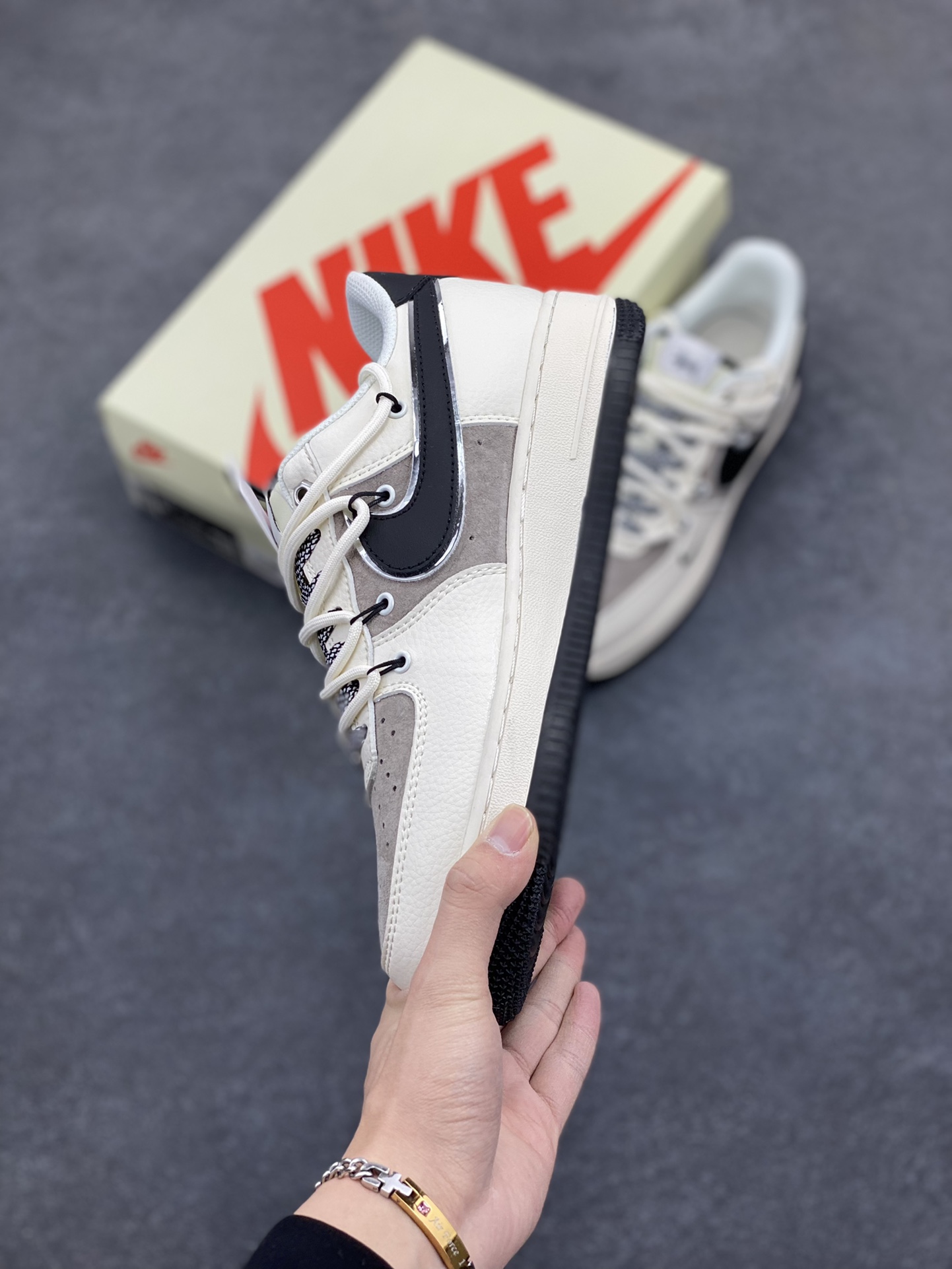 图片[3]-NIke Air Force 1 \’07 Low “斯图西联名——米黑抽绳”空军一号 低帮 运动鞋 休闲鞋 折边针车 工艺难度大 原楦头原纸板 原装鞋盒 定制五金配件 内置全掌气垫 原厂鞋底 货号：SJ1198-109 尺码：36 36.5 37.5 38 38.5 39 40 40.5 41 42 42.5 43 44 44.5 45-选品中心