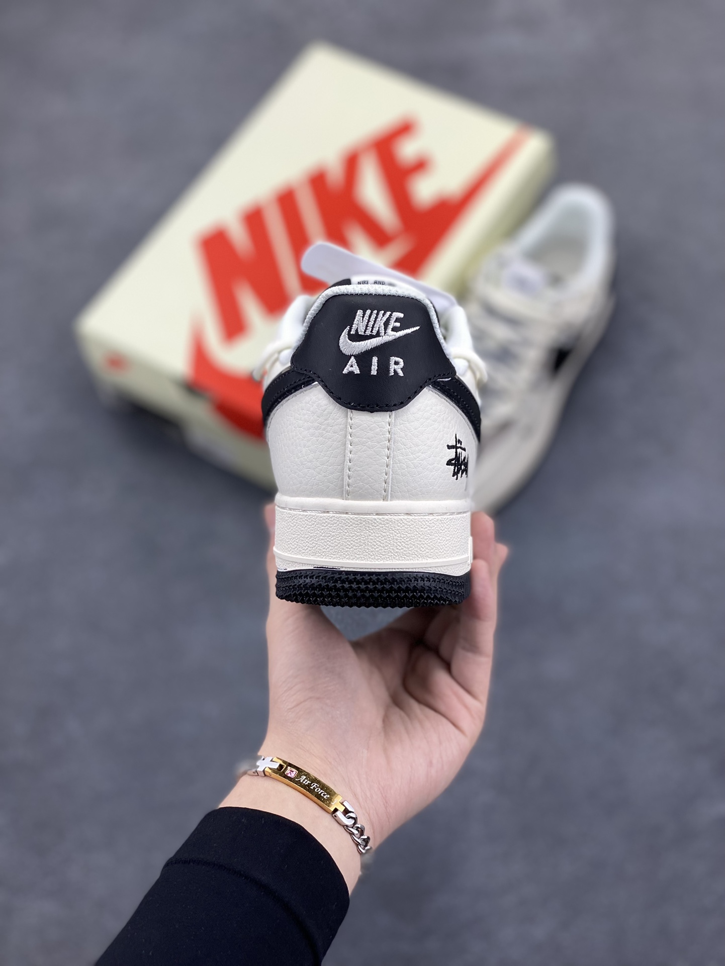 图片[4]-NIke Air Force 1 \’07 Low “斯图西联名——米黑抽绳”空军一号 低帮 运动鞋 休闲鞋 折边针车 工艺难度大 原楦头原纸板 原装鞋盒 定制五金配件 内置全掌气垫 原厂鞋底 货号：SJ1198-109 尺码：36 36.5 37.5 38 38.5 39 40 40.5 41 42 42.5 43 44 44.5 45-选品中心