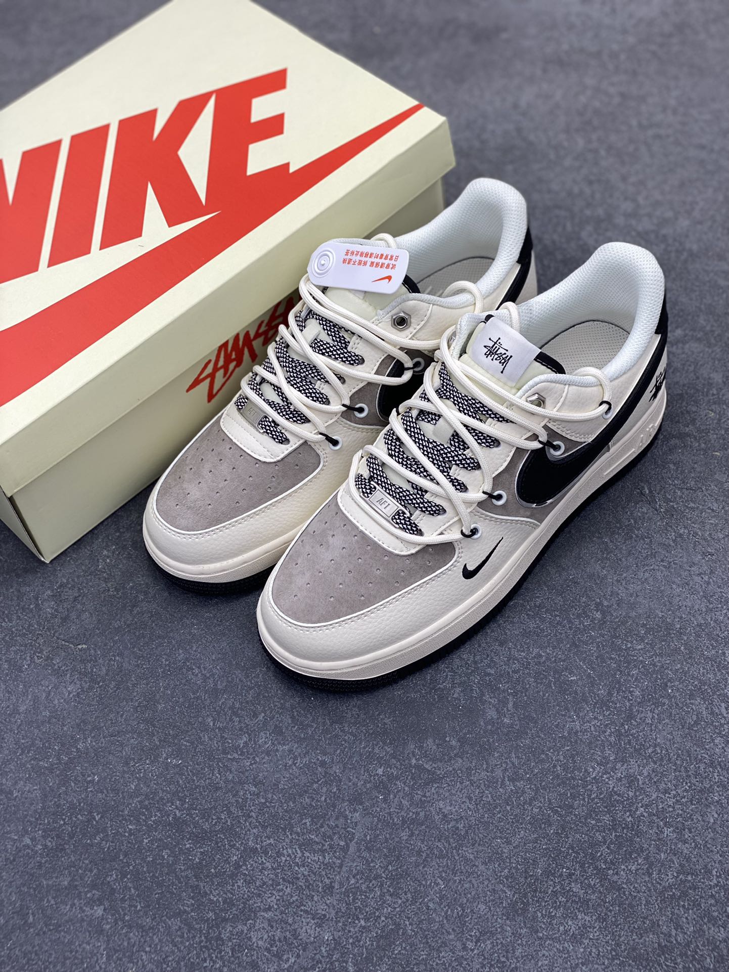 图片[8]-NIke Air Force 1 \’07 Low “斯图西联名——米黑抽绳”空军一号 低帮 运动鞋 休闲鞋 折边针车 工艺难度大 原楦头原纸板 原装鞋盒 定制五金配件 内置全掌气垫 原厂鞋底 货号：SJ1198-109 尺码：36 36.5 37.5 38 38.5 39 40 40.5 41 42 42.5 43 44 44.5 45-选品中心