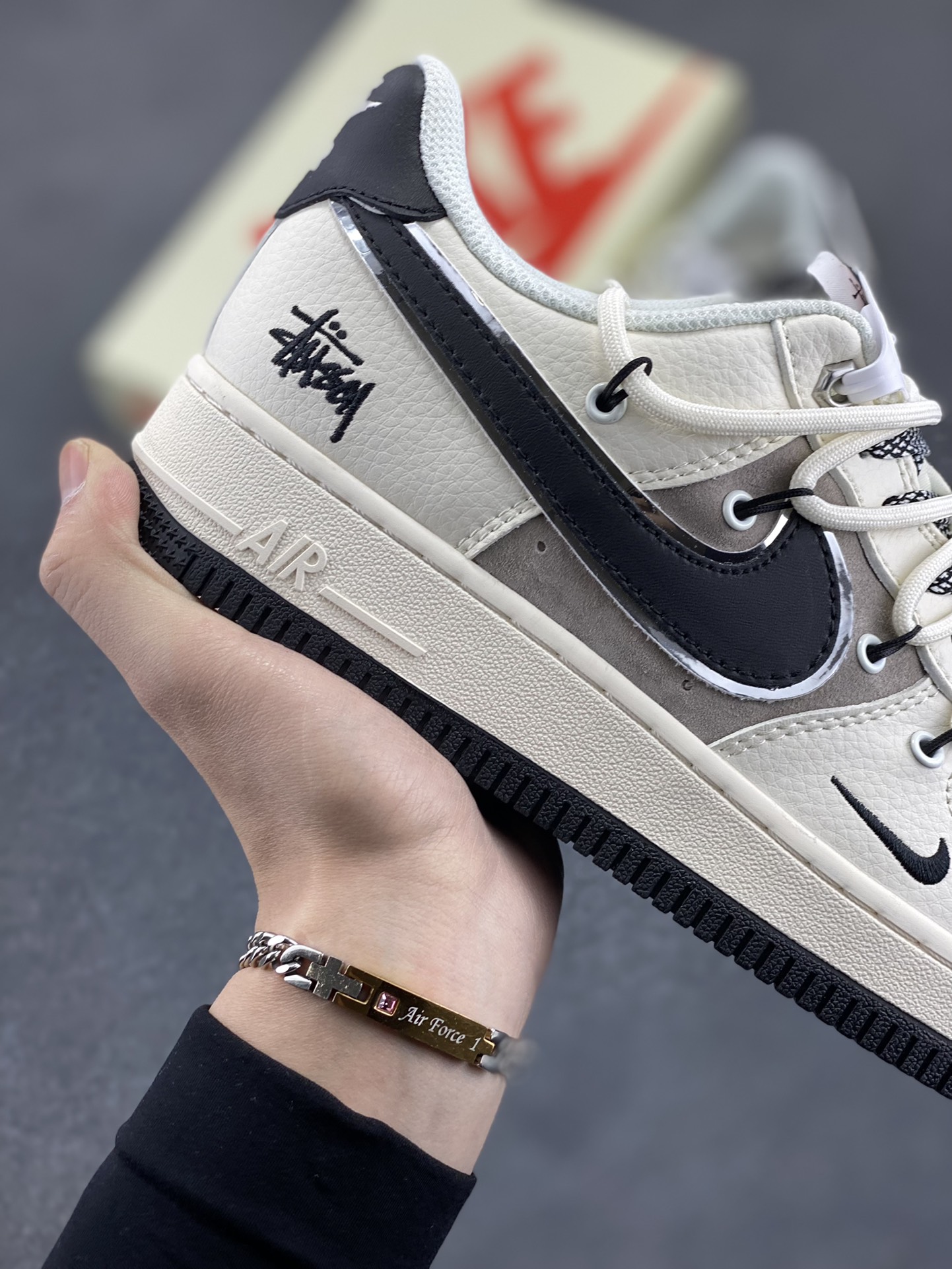图片[6]-NIke Air Force 1 \’07 Low “斯图西联名——米黑抽绳”空军一号 低帮 运动鞋 休闲鞋 折边针车 工艺难度大 原楦头原纸板 原装鞋盒 定制五金配件 内置全掌气垫 原厂鞋底 货号：SJ1198-109 尺码：36 36.5 37.5 38 38.5 39 40 40.5 41 42 42.5 43 44 44.5 45-选品中心