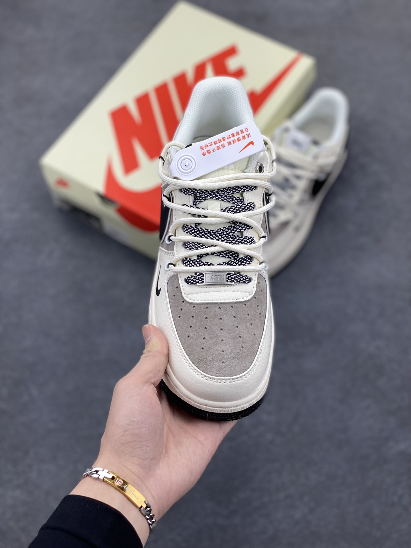 图片[2]-NIke Air Force 1 \’07 Low “斯图西联名——米黑抽绳”空军一号 低帮 运动鞋 休闲鞋 折边针车 工艺难度大 原楦头原纸板 原装鞋盒 定制五金配件 内置全掌气垫 原厂鞋底 货号：SJ1198-109 尺码：36 36.5 37.5 38 38.5 39 40 40.5 41 42 42.5 43 44 44.5 45-选品中心