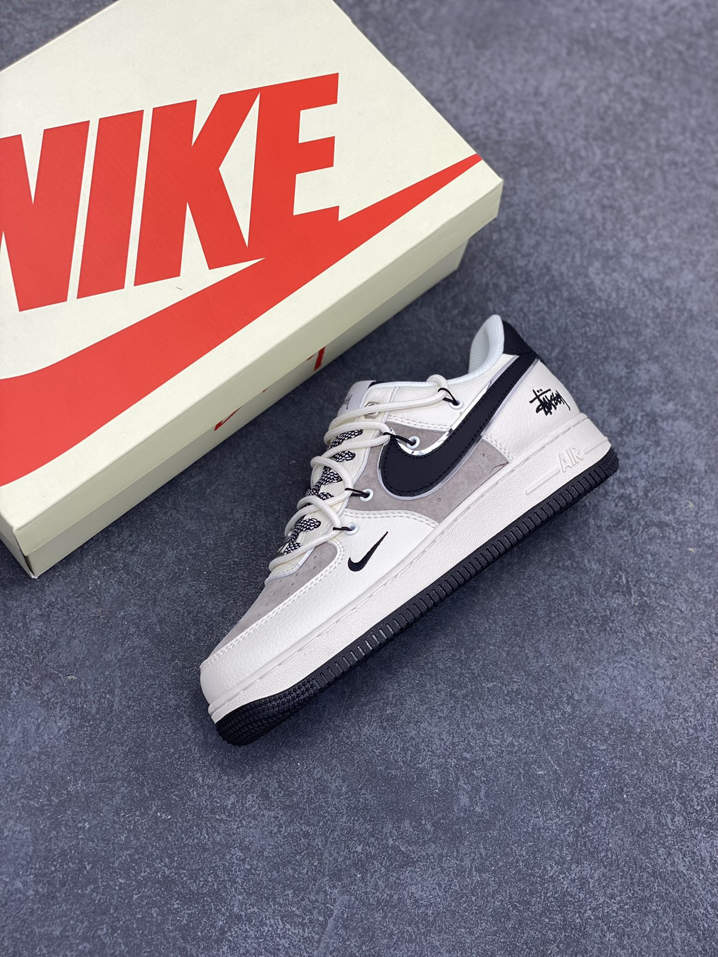 图片[7]-NIke Air Force 1 \’07 Low “斯图西联名——米黑抽绳”空军一号 低帮 运动鞋 休闲鞋 折边针车 工艺难度大 原楦头原纸板 原装鞋盒 定制五金配件 内置全掌气垫 原厂鞋底 货号：SJ1198-109 尺码：36 36.5 37.5 38 38.5 39 40 40.5 41 42 42.5 43 44 44.5 45-选品中心