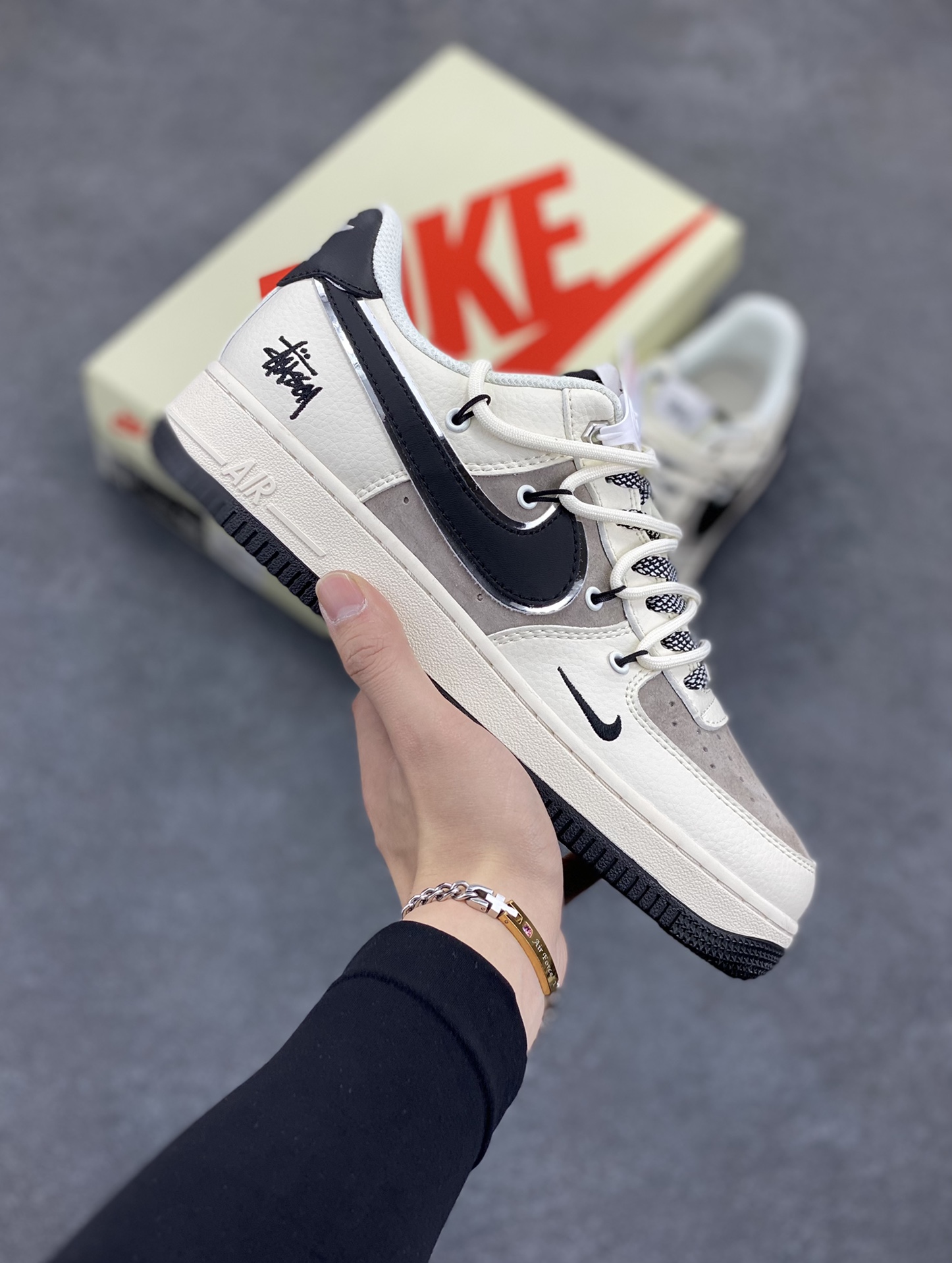 NIke Air Force 1 \’07 Low “斯图西联名——米黑抽绳”空军一号 低帮 运动鞋 休闲鞋 折边针车 工艺难度大 原楦头原纸板 原装鞋盒 定制五金配件 内置全掌气垫 原厂鞋底 货号:SJ1198-109 尺码:36 36.5 37.5 38 38.5 39 40 40.5 41 42 42.5 43 44 44.5 45-选品中心