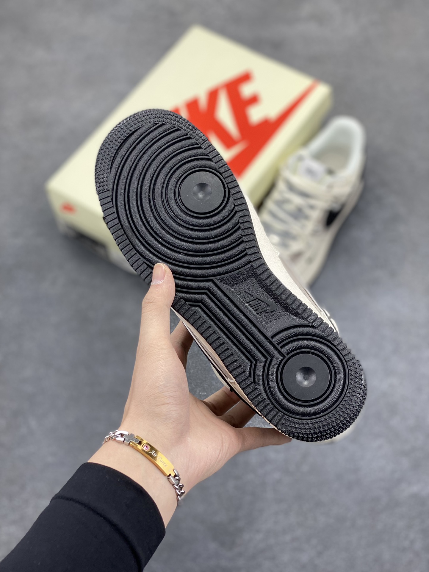 图片[5]-NIke Air Force 1 \’07 Low “斯图西联名——米黑抽绳”空军一号 低帮 运动鞋 休闲鞋 折边针车 工艺难度大 原楦头原纸板 原装鞋盒 定制五金配件 内置全掌气垫 原厂鞋底 货号：SJ1198-109 尺码：36 36.5 37.5 38 38.5 39 40 40.5 41 42 42.5 43 44 44.5 45-选品中心