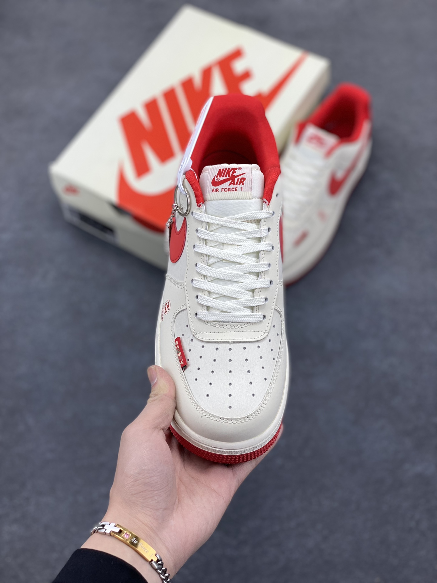图片[2]-NIke Air Force 1 \’07 Low “斯图西联名——米白深橙”空军一号 低帮 运动鞋 休闲鞋 折边针车 工艺难度大 原楦头原纸板 原装鞋盒 定制五金配件 内置全掌气垫 原厂鞋底 货号：DF0188-031 尺码：36 36.5 37.5 38 38.5 39 40 40.5 41 42 42.5 43 44 44.5 45-选品中心