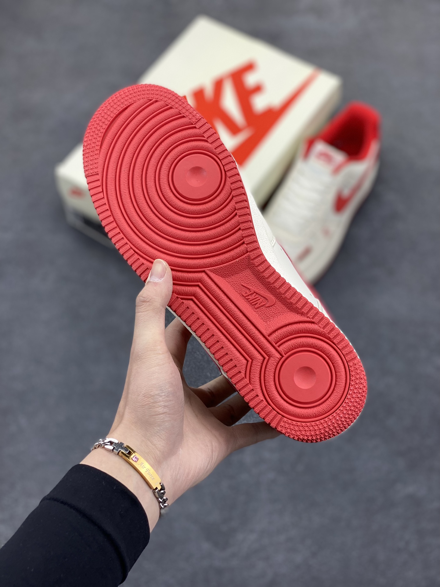 图片[5]-NIke Air Force 1 \’07 Low “斯图西联名——米白深橙”空军一号 低帮 运动鞋 休闲鞋 折边针车 工艺难度大 原楦头原纸板 原装鞋盒 定制五金配件 内置全掌气垫 原厂鞋底 货号：DF0188-031 尺码：36 36.5 37.5 38 38.5 39 40 40.5 41 42 42.5 43 44 44.5 45-选品中心