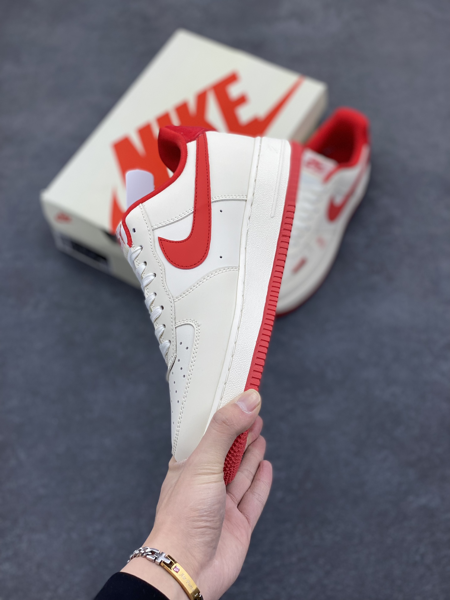 图片[3]-NIke Air Force 1 \’07 Low “斯图西联名——米白深橙”空军一号 低帮 运动鞋 休闲鞋 折边针车 工艺难度大 原楦头原纸板 原装鞋盒 定制五金配件 内置全掌气垫 原厂鞋底 货号：DF0188-031 尺码：36 36.5 37.5 38 38.5 39 40 40.5 41 42 42.5 43 44 44.5 45-选品中心