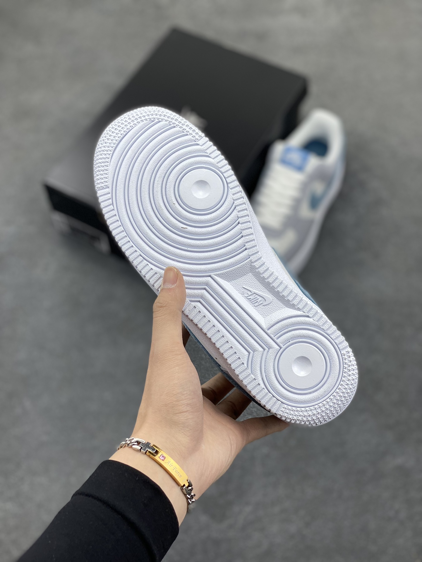 图片[5]-Nike Air Force 1 Low 灰蓝 原楦头原纸板 打造纯正空军版型 专注外贸渠道 全掌内置蜂窝气垫 原盒配件 原厂中底钢印、拉帮完美 货号：HV1795-141 尺码：36 36.5 37.5 38 38.5 39 40 40.5 41 42 42.5 43 44 44.5 45-选品中心