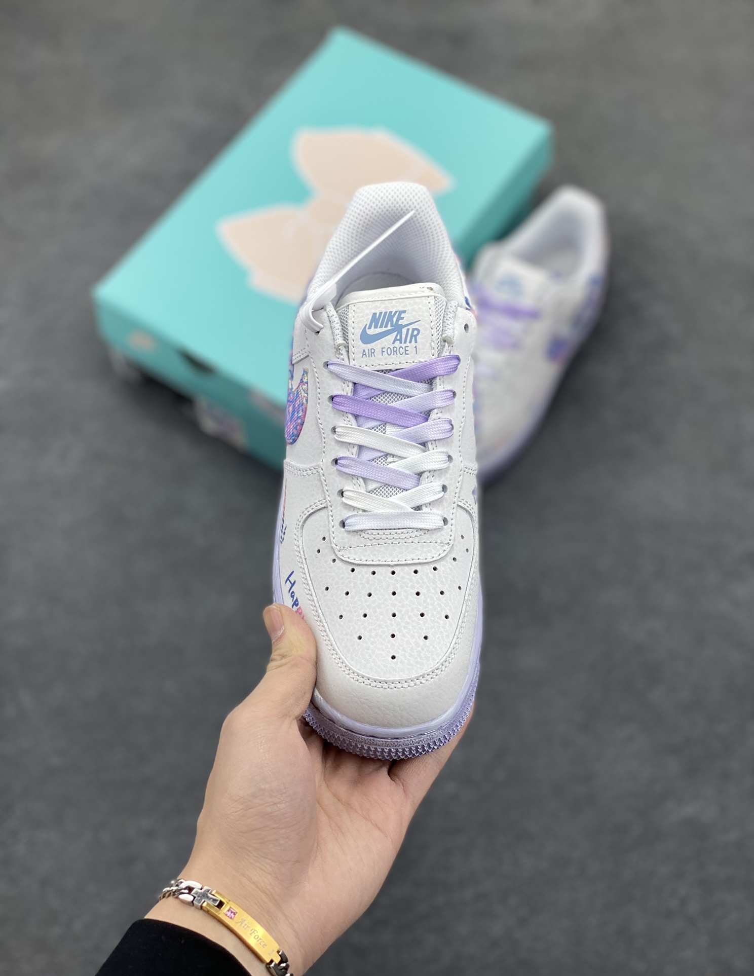 图片[2]-二次元手绘涂鸦“粉蓝双心”🧡“Double Hearts”🧡 空军一号定制板鞋 这双鞋，藏着两颗心，一颗是你，一颗是我。✨ 粉蓝双色碰撞，演绎甜蜜与活力的完美融合。 粉色温柔似水，蓝色清新如风，交织出独一无二的浪漫气息。 货号：CZ0377-002 尺码：36 36.5 37.5 38 38.5 39 40 40.5 41 42 42.5 43 44 44.5 45-选品中心