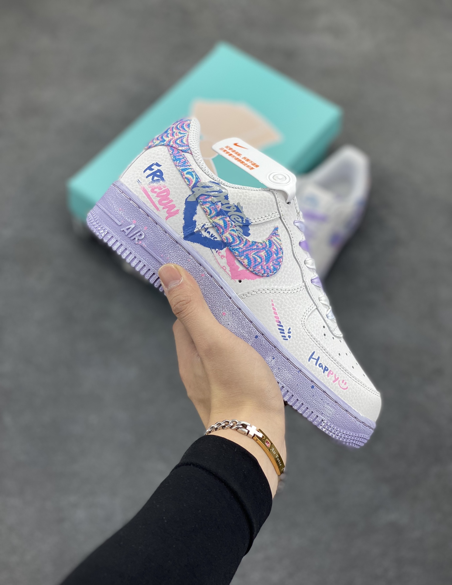 二次元手绘涂鸦“粉蓝双心”🧡“Double Hearts”🧡 空军一号定制板鞋 这双鞋，藏着两颗心，一颗是你，一颗是我。✨ 粉蓝双色碰撞，演绎甜蜜与活力的完美融合。 粉色温柔似水，蓝色清新如风，交织出独一无二的浪漫气息。 货号：CZ0377-002 尺码：36 36.5 37.5 38 38.5 39 40 40.5 41 42 42.5 43 44 44.5 45-选品中心