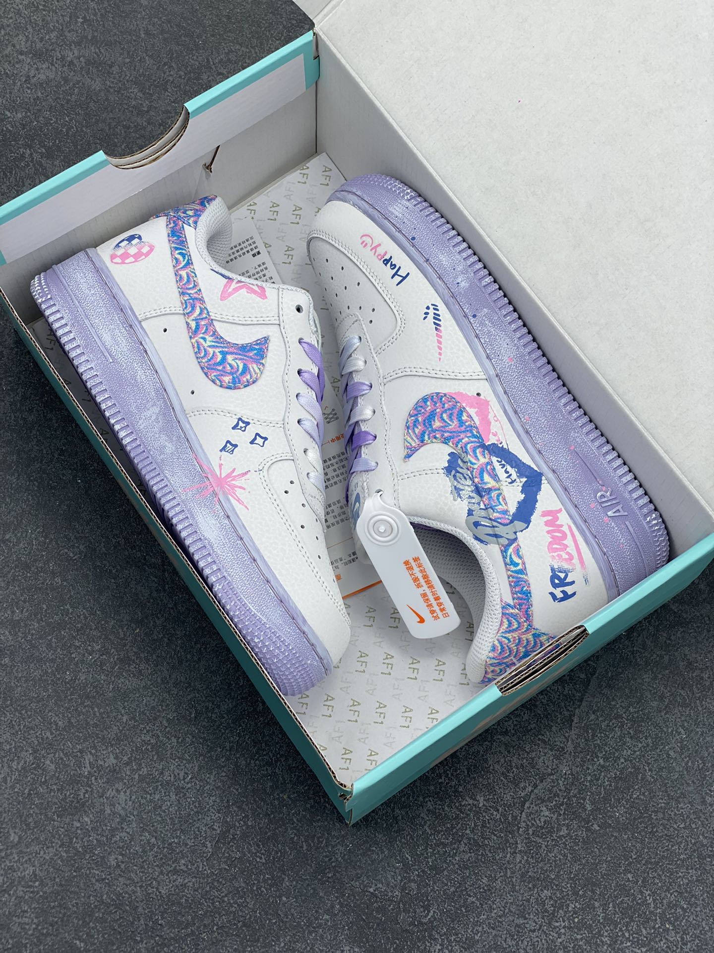 图片[9]-二次元手绘涂鸦“粉蓝双心”🧡“Double Hearts”🧡 空军一号定制板鞋 这双鞋，藏着两颗心，一颗是你，一颗是我。✨ 粉蓝双色碰撞，演绎甜蜜与活力的完美融合。 粉色温柔似水，蓝色清新如风，交织出独一无二的浪漫气息。 货号：CZ0377-002 尺码：36 36.5 37.5 38 38.5 39 40 40.5 41 42 42.5 43 44 44.5 45-选品中心