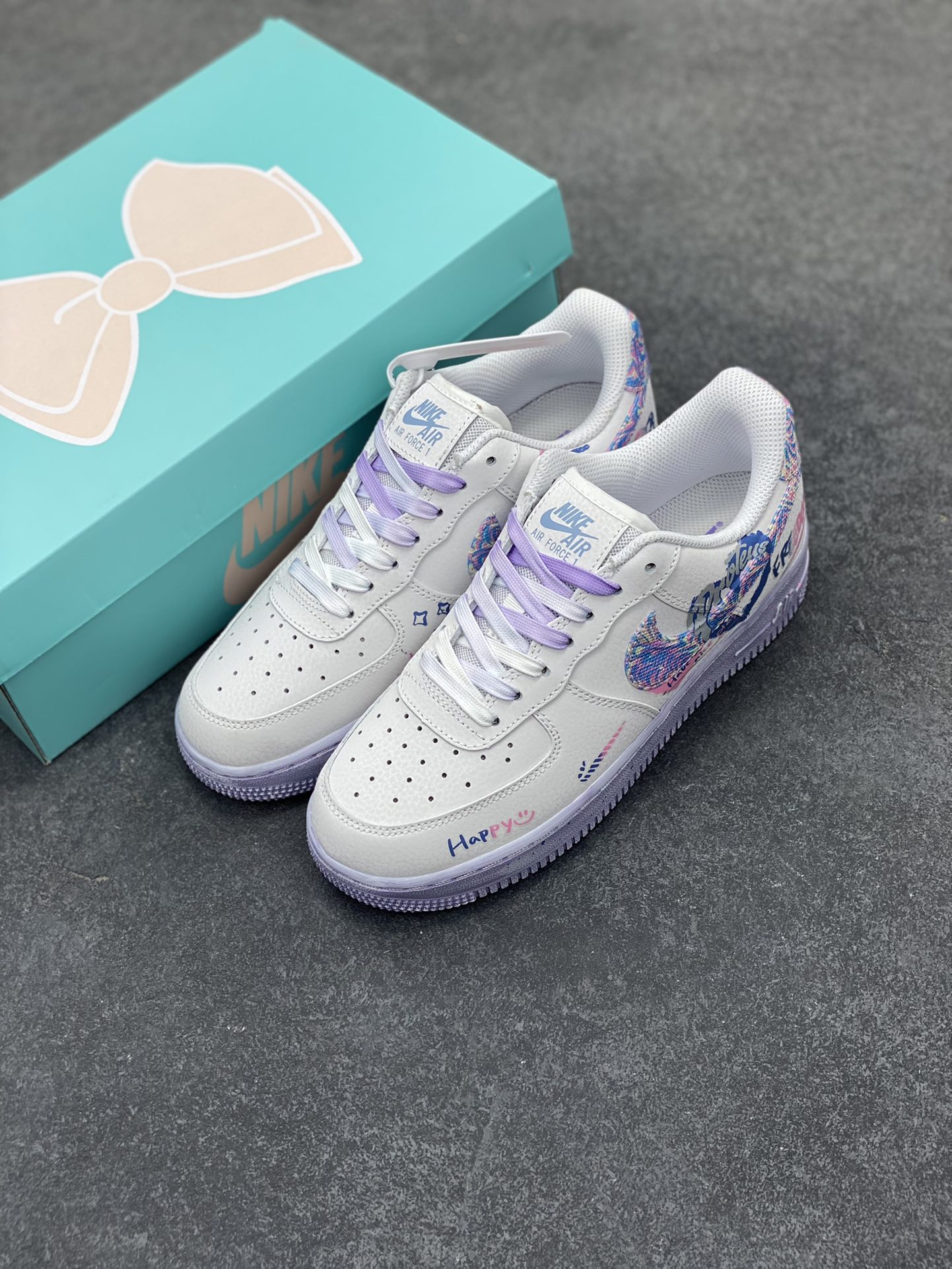 图片[8]-二次元手绘涂鸦“粉蓝双心”🧡“Double Hearts”🧡 空军一号定制板鞋 这双鞋，藏着两颗心，一颗是你，一颗是我。✨ 粉蓝双色碰撞，演绎甜蜜与活力的完美融合。 粉色温柔似水，蓝色清新如风，交织出独一无二的浪漫气息。 货号：CZ0377-002 尺码：36 36.5 37.5 38 38.5 39 40 40.5 41 42 42.5 43 44 44.5 45-选品中心