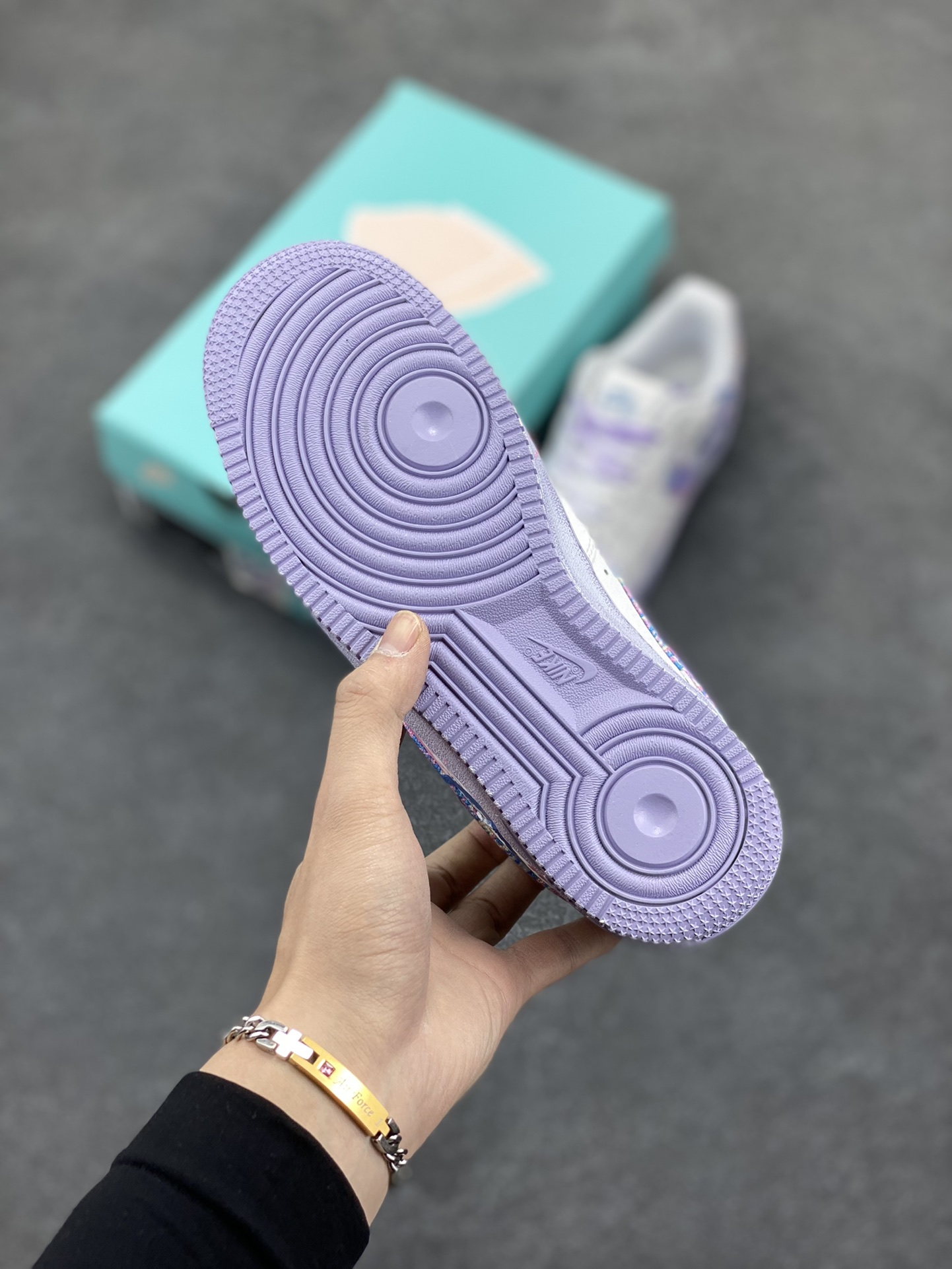 图片[5]-二次元手绘涂鸦“粉蓝双心”🧡“Double Hearts”🧡 空军一号定制板鞋 这双鞋，藏着两颗心，一颗是你，一颗是我。✨ 粉蓝双色碰撞，演绎甜蜜与活力的完美融合。 粉色温柔似水，蓝色清新如风，交织出独一无二的浪漫气息。 货号：CZ0377-002 尺码：36 36.5 37.5 38 38.5 39 40 40.5 41 42 42.5 43 44 44.5 45-选品中心