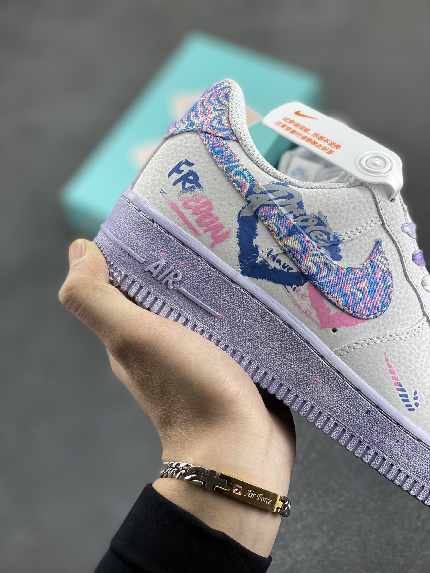 图片[6]-二次元手绘涂鸦“粉蓝双心”🧡“Double Hearts”🧡 空军一号定制板鞋 这双鞋，藏着两颗心，一颗是你，一颗是我。✨ 粉蓝双色碰撞，演绎甜蜜与活力的完美融合。 粉色温柔似水，蓝色清新如风，交织出独一无二的浪漫气息。 货号：CZ0377-002 尺码：36 36.5 37.5 38 38.5 39 40 40.5 41 42 42.5 43 44 44.5 45-选品中心