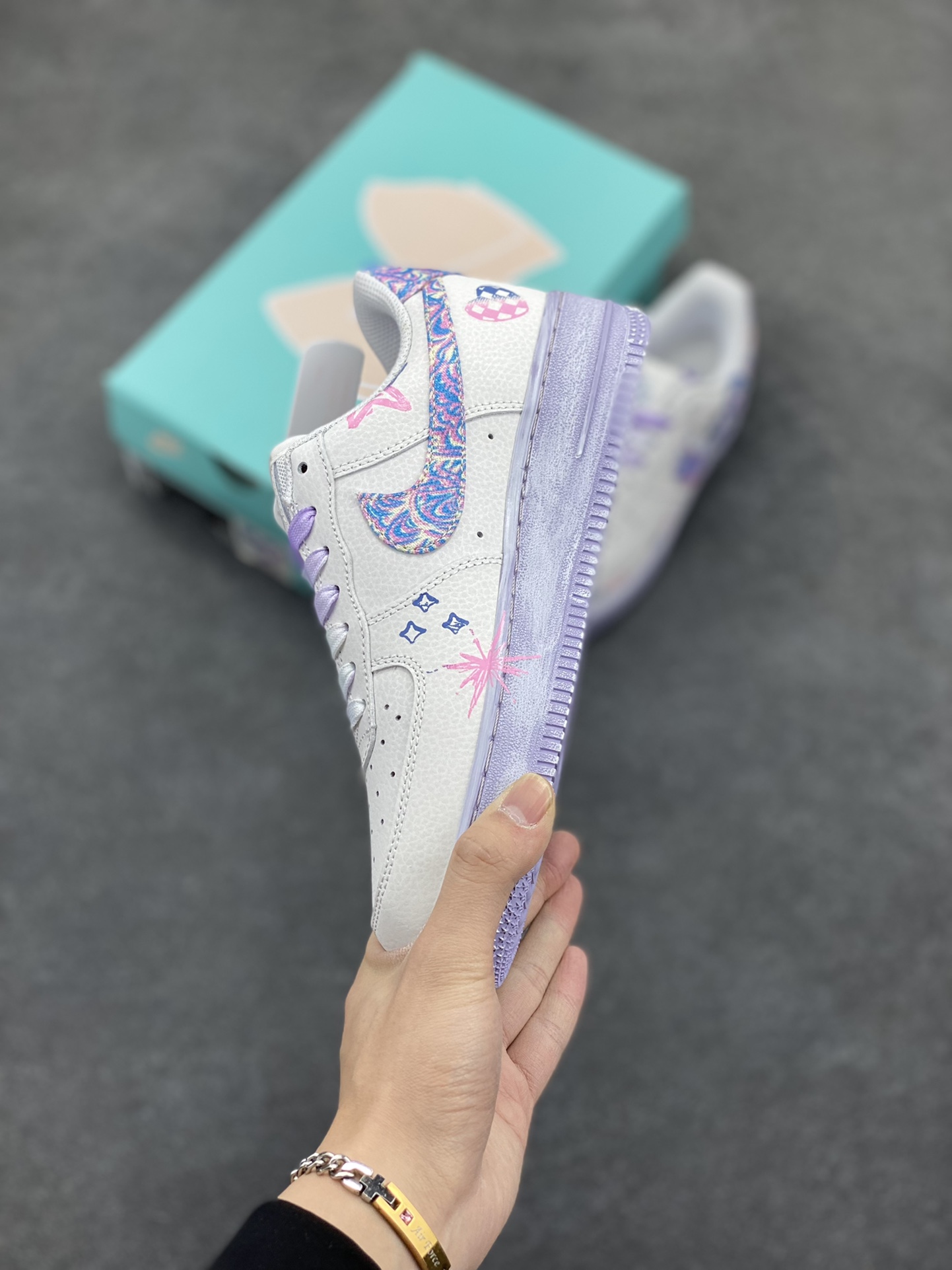 图片[3]-二次元手绘涂鸦“粉蓝双心”🧡“Double Hearts”🧡 空军一号定制板鞋 这双鞋，藏着两颗心，一颗是你，一颗是我。✨ 粉蓝双色碰撞，演绎甜蜜与活力的完美融合。 粉色温柔似水，蓝色清新如风，交织出独一无二的浪漫气息。 货号：CZ0377-002 尺码：36 36.5 37.5 38 38.5 39 40 40.5 41 42 42.5 43 44 44.5 45-选品中心