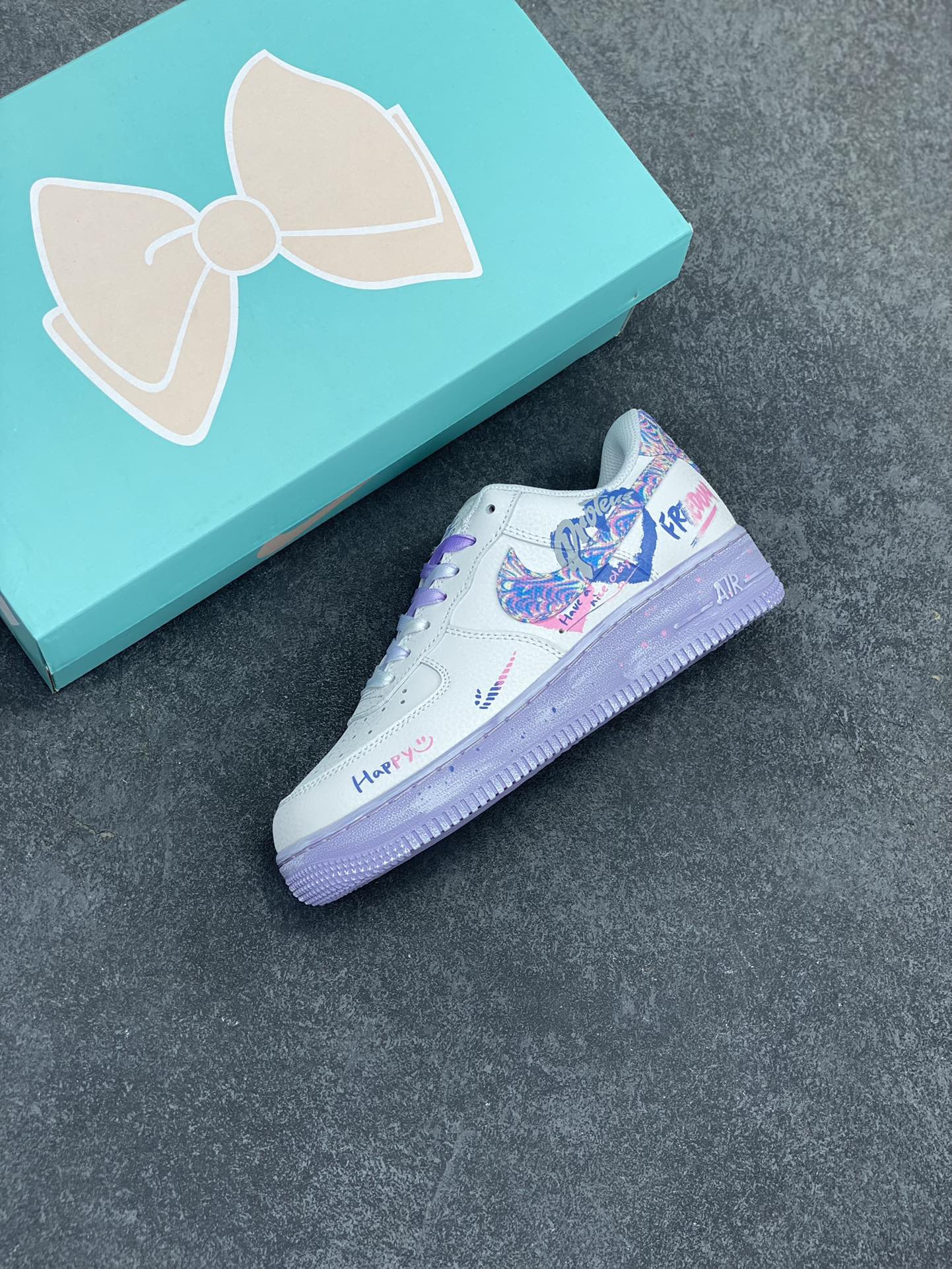 图片[7]-二次元手绘涂鸦“粉蓝双心”🧡“Double Hearts”🧡 空军一号定制板鞋 这双鞋，藏着两颗心，一颗是你，一颗是我。✨ 粉蓝双色碰撞，演绎甜蜜与活力的完美融合。 粉色温柔似水，蓝色清新如风，交织出独一无二的浪漫气息。 货号：CZ0377-002 尺码：36 36.5 37.5 38 38.5 39 40 40.5 41 42 42.5 43 44 44.5 45-选品中心