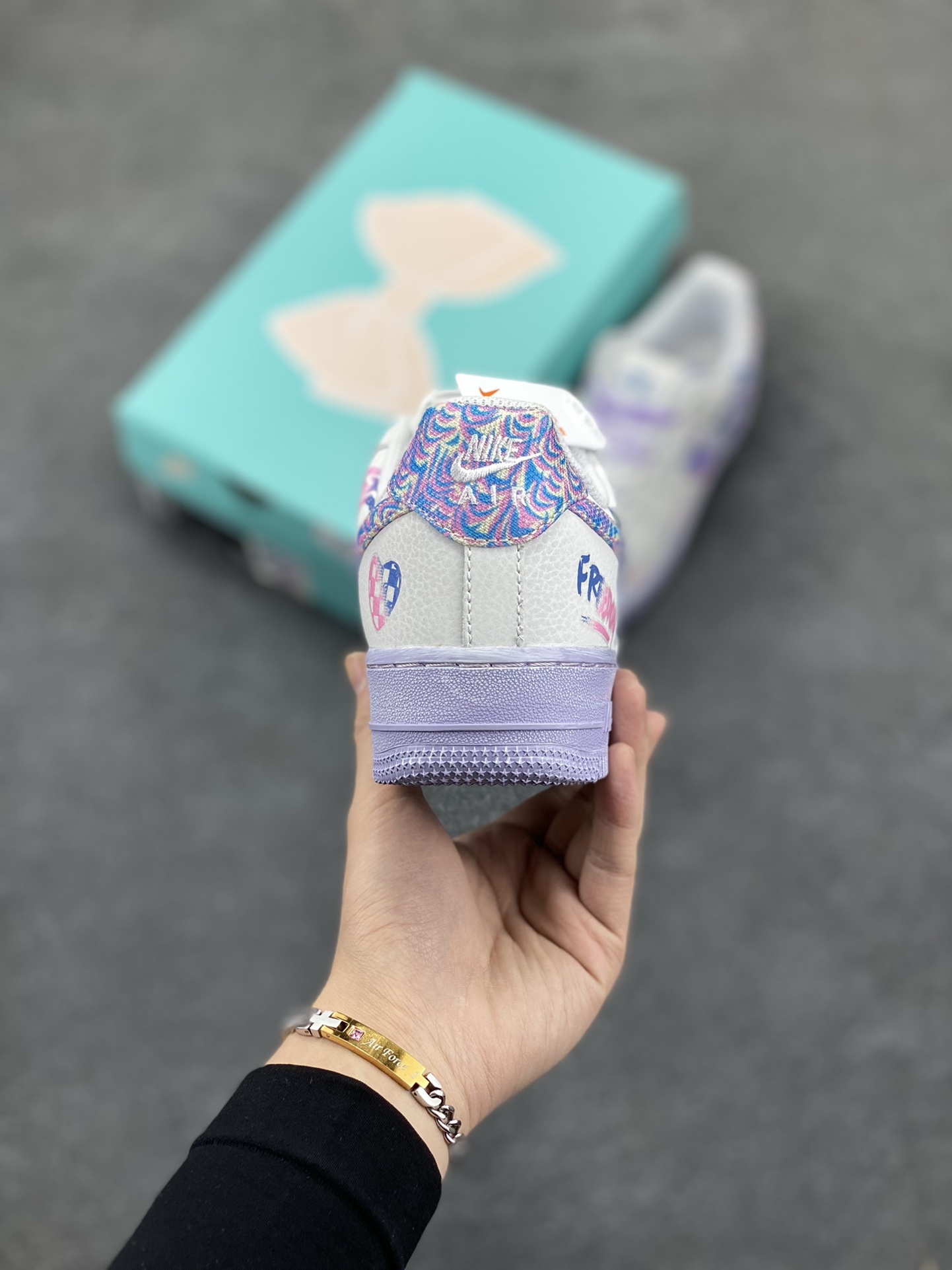 图片[4]-二次元手绘涂鸦“粉蓝双心”🧡“Double Hearts”🧡 空军一号定制板鞋 这双鞋，藏着两颗心，一颗是你，一颗是我。✨ 粉蓝双色碰撞，演绎甜蜜与活力的完美融合。 粉色温柔似水，蓝色清新如风，交织出独一无二的浪漫气息。 货号：CZ0377-002 尺码：36 36.5 37.5 38 38.5 39 40 40.5 41 42 42.5 43 44 44.5 45-选品中心