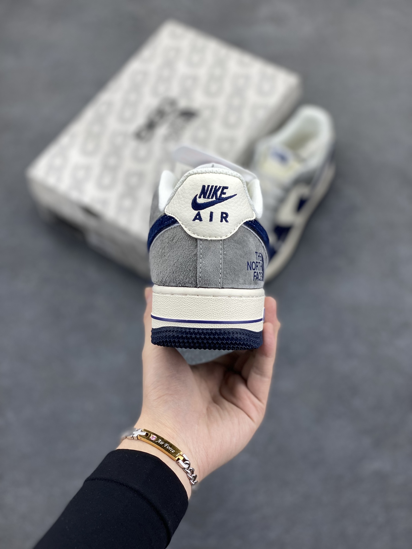 图片[4]-NIke Air Force 1 \’07 Low “北面联名——米灰深蓝勾”空军一号 低帮 运动鞋 休闲鞋 折边针车 工艺难度大 原楦头原纸板 原装鞋盒 定制五金配件 内置全掌气垫 原厂鞋底 货号：XZ6188-975 尺码：36 36.5 37.5 38 38.5 39 40 40.5 41 42 42.5 43 44 44.5 45-选品中心