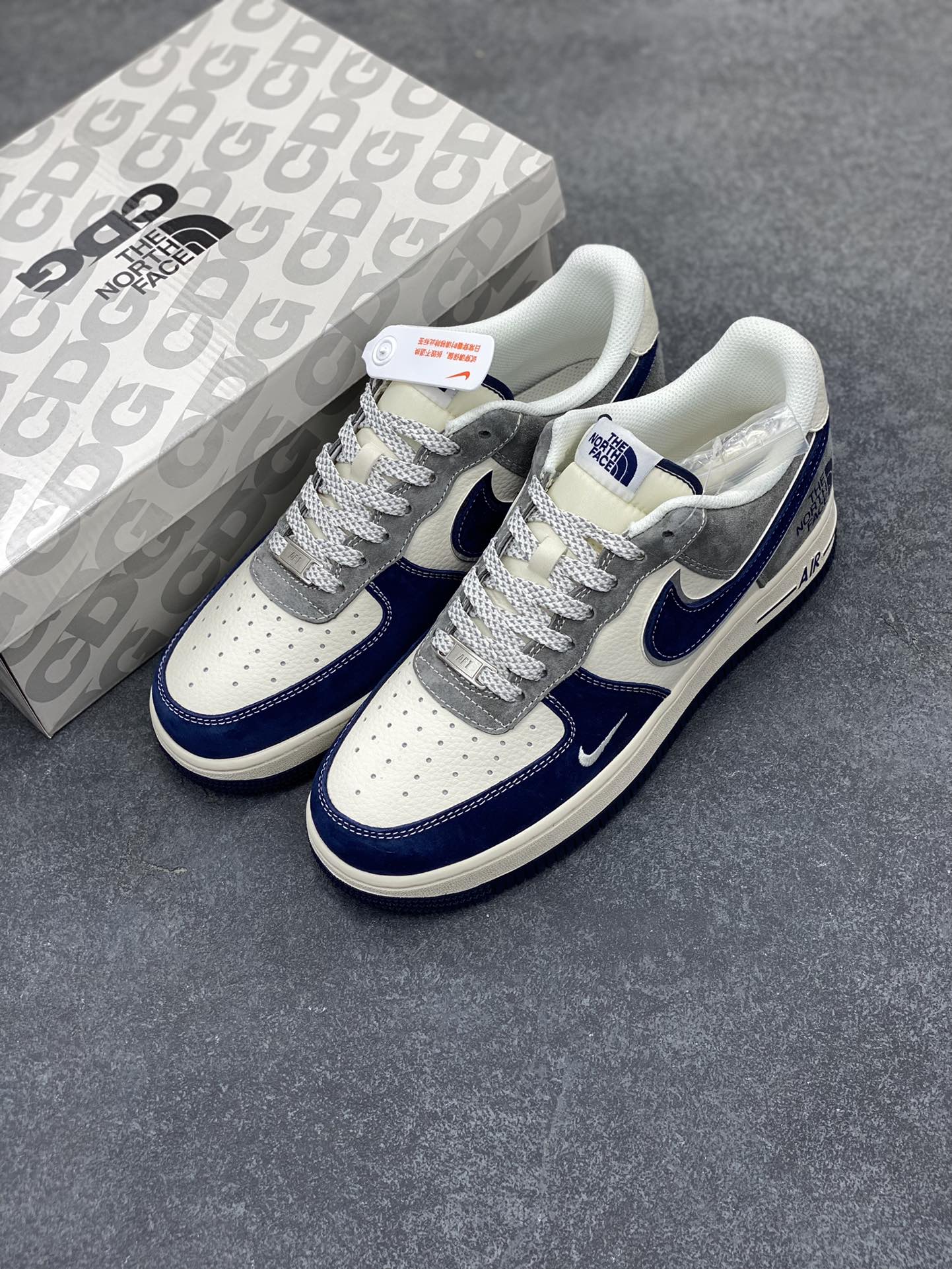 图片[8]-NIke Air Force 1 \’07 Low “北面联名——米灰深蓝勾”空军一号 低帮 运动鞋 休闲鞋 折边针车 工艺难度大 原楦头原纸板 原装鞋盒 定制五金配件 内置全掌气垫 原厂鞋底 货号：XZ6188-975 尺码：36 36.5 37.5 38 38.5 39 40 40.5 41 42 42.5 43 44 44.5 45-选品中心
