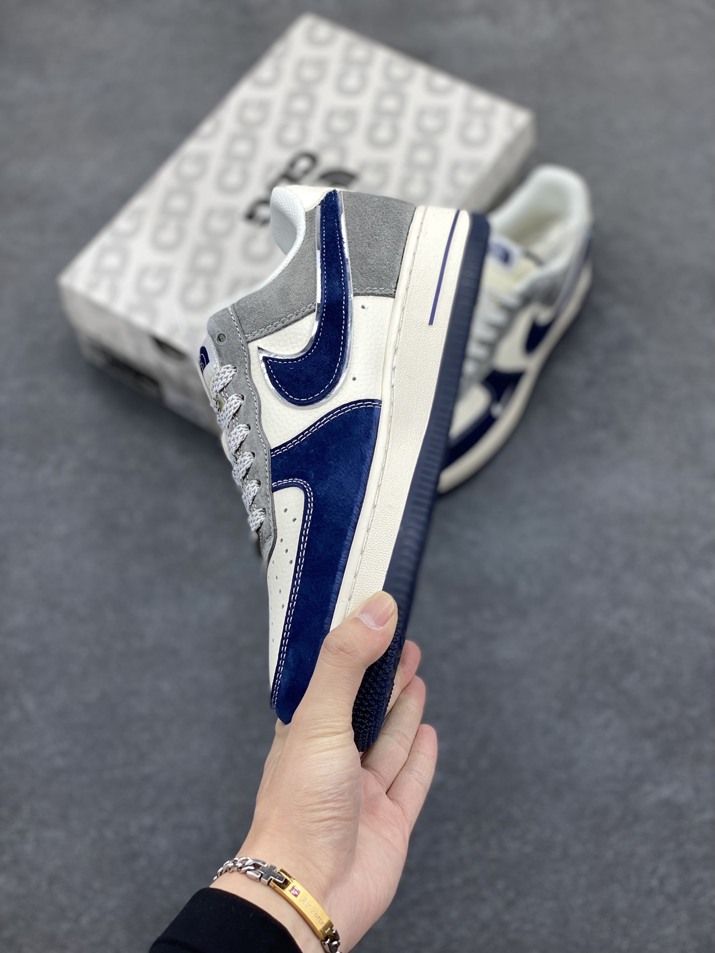 图片[3]-NIke Air Force 1 \’07 Low “北面联名——米灰深蓝勾”空军一号 低帮 运动鞋 休闲鞋 折边针车 工艺难度大 原楦头原纸板 原装鞋盒 定制五金配件 内置全掌气垫 原厂鞋底 货号：XZ6188-975 尺码：36 36.5 37.5 38 38.5 39 40 40.5 41 42 42.5 43 44 44.5 45-选品中心