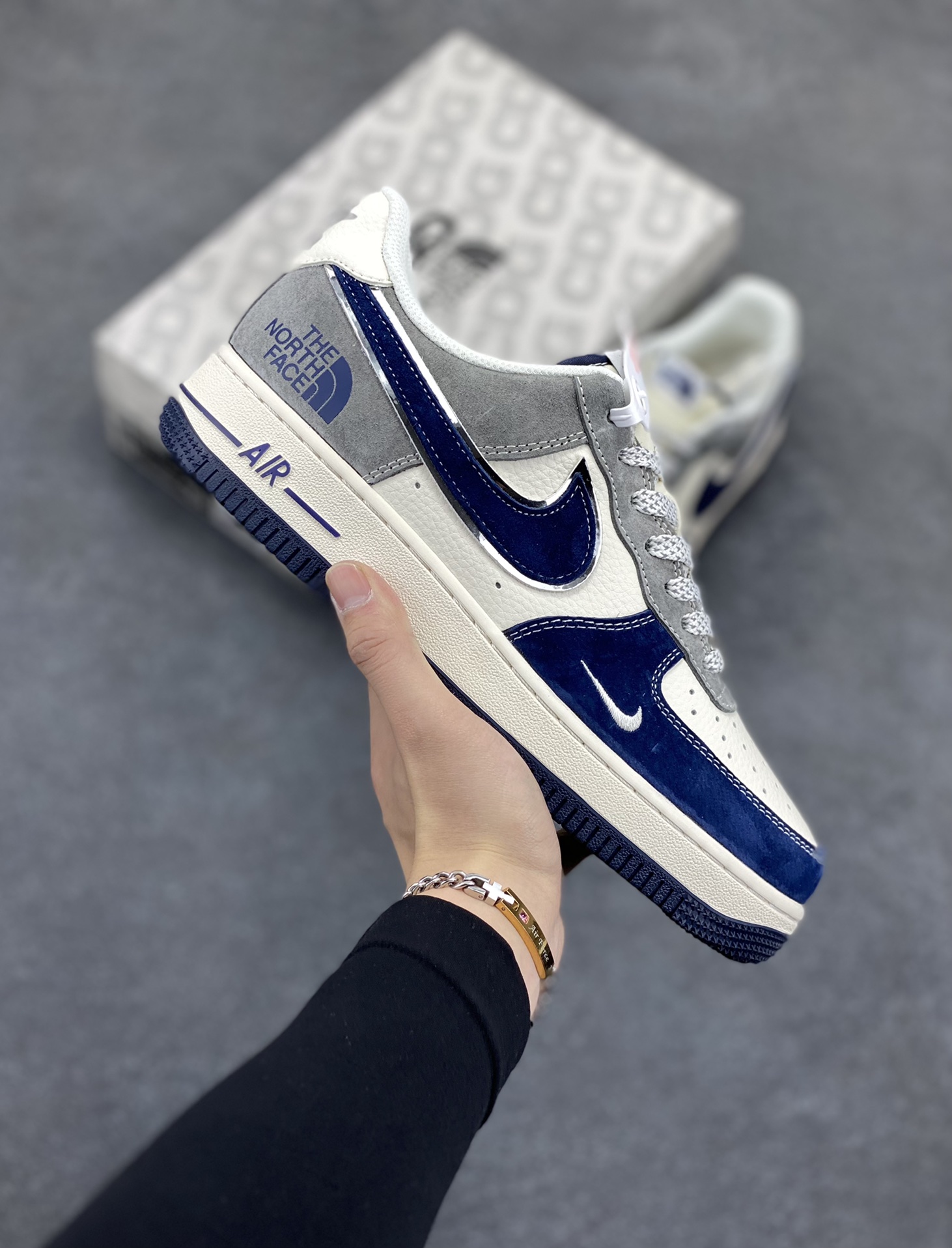 NIke Air Force 1 \’07 Low “北面联名——米灰深蓝勾”空军一号 低帮 运动鞋 休闲鞋 折边针车 工艺难度大 原楦头原纸板 原装鞋盒 定制五金配件 内置全掌气垫 原厂鞋底 货号：XZ6188-975 尺码：36 36.5 37.5 38 38.5 39 40 40.5 41 42 42.5 43 44 44.5 45-选品中心