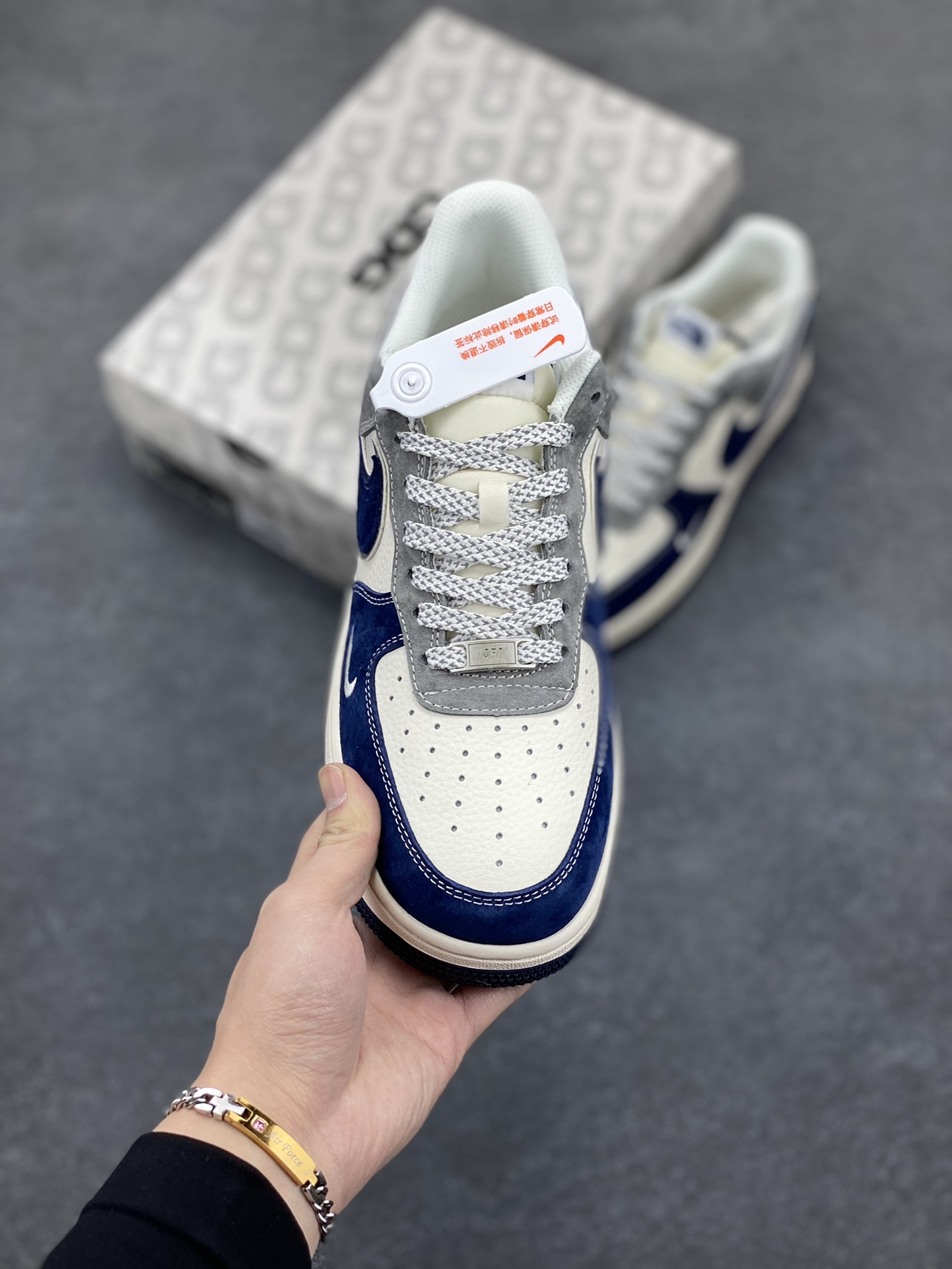 图片[2]-NIke Air Force 1 \’07 Low “北面联名——米灰深蓝勾”空军一号 低帮 运动鞋 休闲鞋 折边针车 工艺难度大 原楦头原纸板 原装鞋盒 定制五金配件 内置全掌气垫 原厂鞋底 货号：XZ6188-975 尺码：36 36.5 37.5 38 38.5 39 40 40.5 41 42 42.5 43 44 44.5 45-选品中心