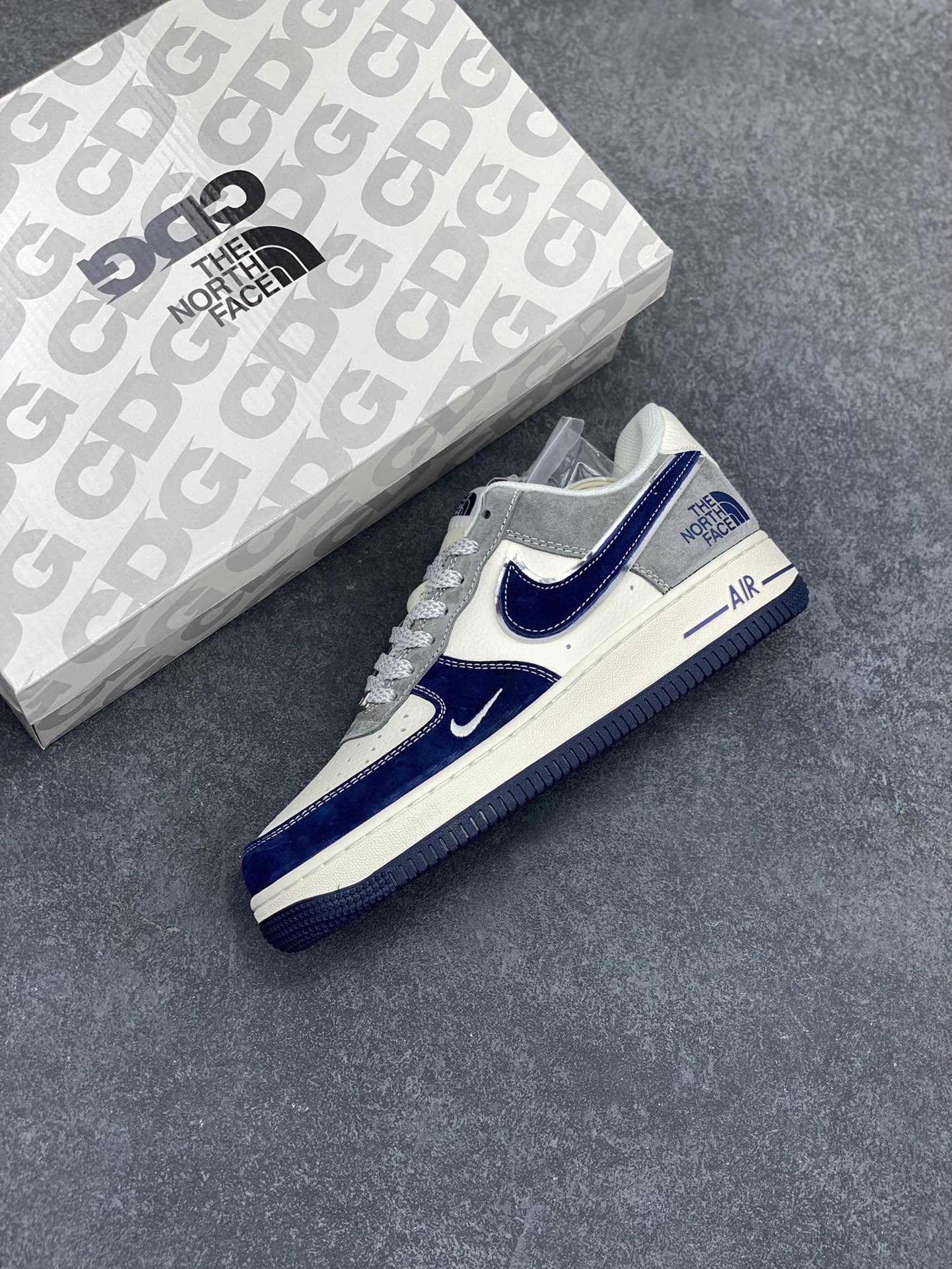 图片[7]-NIke Air Force 1 \’07 Low “北面联名——米灰深蓝勾”空军一号 低帮 运动鞋 休闲鞋 折边针车 工艺难度大 原楦头原纸板 原装鞋盒 定制五金配件 内置全掌气垫 原厂鞋底 货号：XZ6188-975 尺码：36 36.5 37.5 38 38.5 39 40 40.5 41 42 42.5 43 44 44.5 45-选品中心