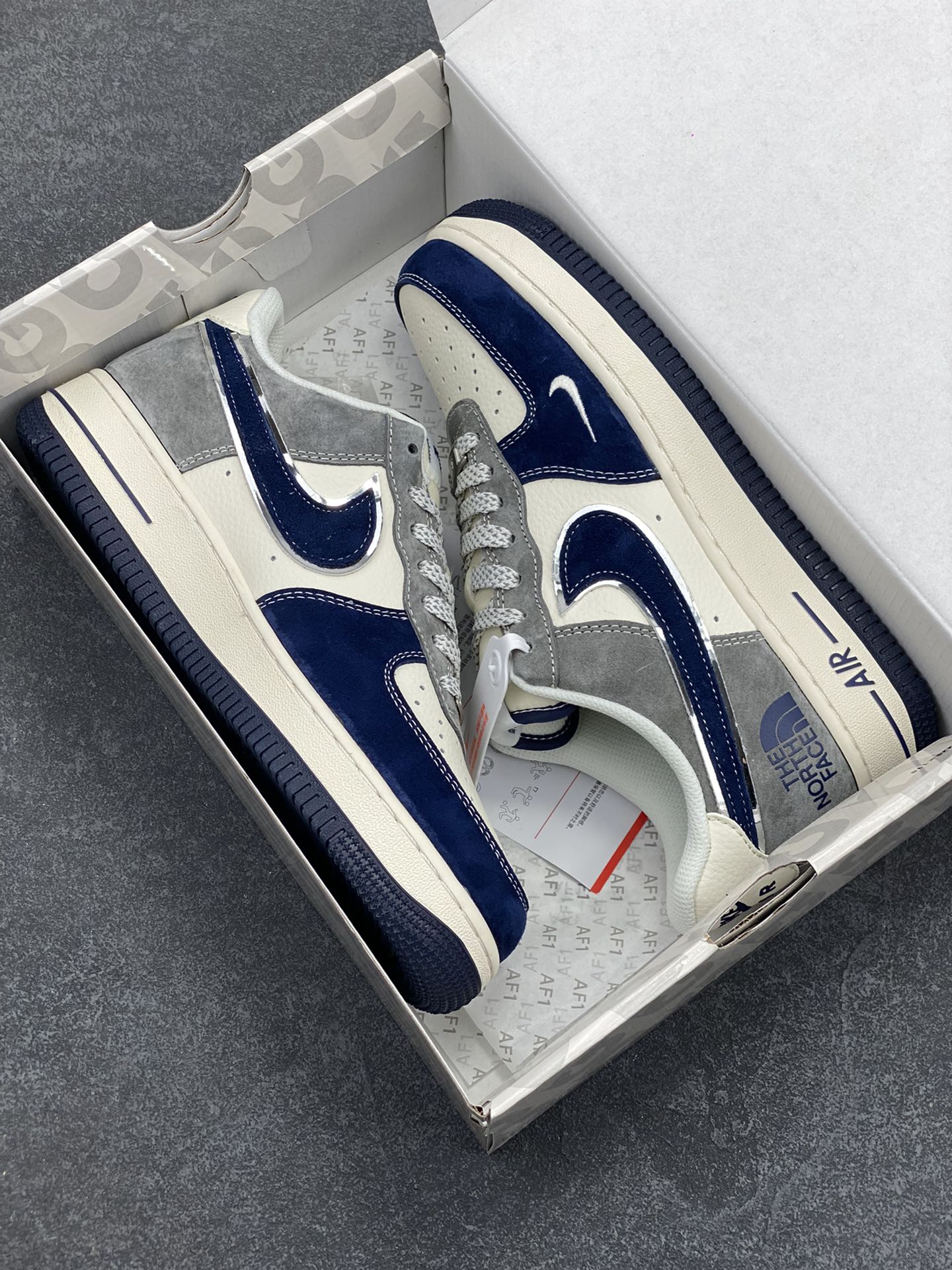 图片[9]-NIke Air Force 1 \’07 Low “北面联名——米灰深蓝勾”空军一号 低帮 运动鞋 休闲鞋 折边针车 工艺难度大 原楦头原纸板 原装鞋盒 定制五金配件 内置全掌气垫 原厂鞋底 货号：XZ6188-975 尺码：36 36.5 37.5 38 38.5 39 40 40.5 41 42 42.5 43 44 44.5 45-选品中心