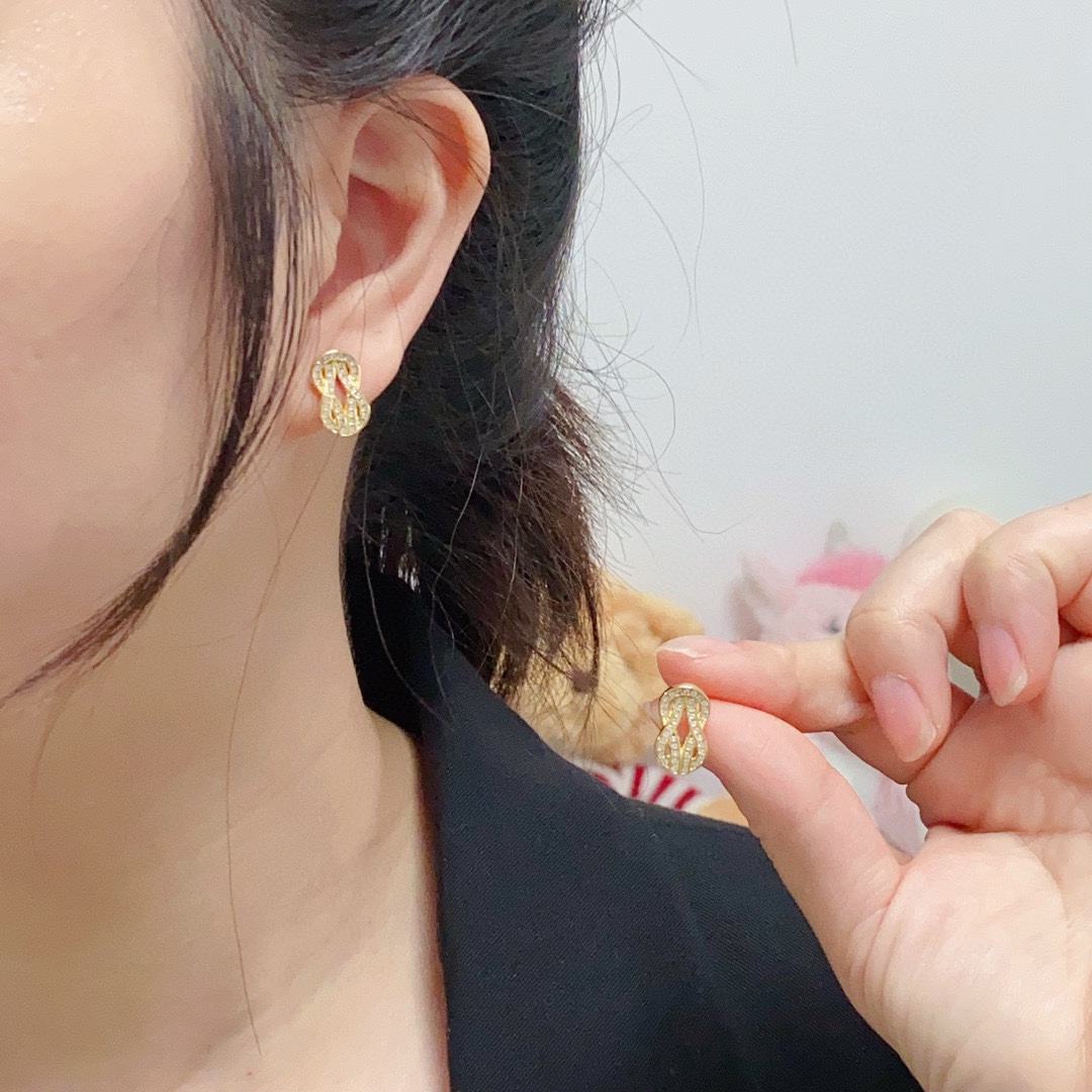 NO:112161,New product releases hot rose gold Fred Fred full diamond small horse hoof 8-character buckle neutral high-quality small earrings big brand fashion exquisite FORCE series earrings high-end customization ~ Yajin micro electroplating 18k gold craft Seiko horse hoof buckle head earrings!  The upper body effect is very versatile. Internet celebrity experts. A must-have item for fashion. Rose gold buckles for men and women. Couple styles, jewelry quality, earrings19860909新品发布火爆玫瑰金费雷德 Fred斐登满钻小马蹄8字扣中性款高品质小耳钉大牌 时尚 精致FORCE 系列耳环高端定制～亚金微电镀18k金工艺 精工马蹄扣头耳钉！上身效果非常百搭 网红达人 时尚一族必备单品 玫瑰金扣头男女同款情侣款,饰品精品,earrings,Jewelry