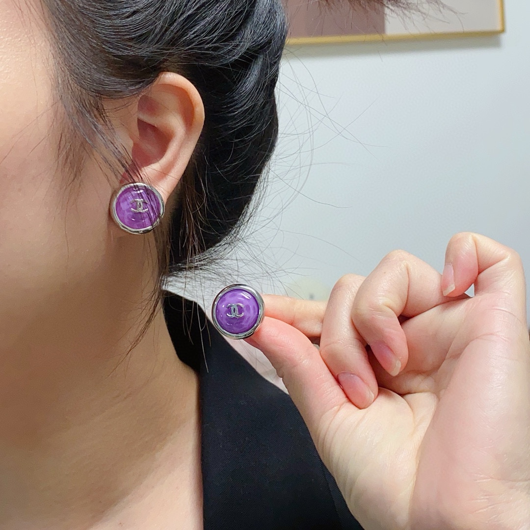 NO:111816,The new Chanel Chanel purple candy earrings are fascinated by the light purple retro color at the first glance. It also makes you look white when you wear it. It is a low-key, classic and special color earrings for Xiaoxiangjia. You can buy it generously. The texture fried chicken is a good choice for your own style, and the accessories are fine, chanel, chanel, chanel, chanel, earrings19860909新款Chanel香奈儿紫色糖果耳钉看到的第一眼就被这个浅色系紫色的复古色迷住了,戴上也意外的显白,是小香家低调经典又特别的一款彩色耳环小姐姐们可以大方的入手噢质感炒鸡好自留款,饰品精品,chanel,chanel,chanel,earrings,Jewelry