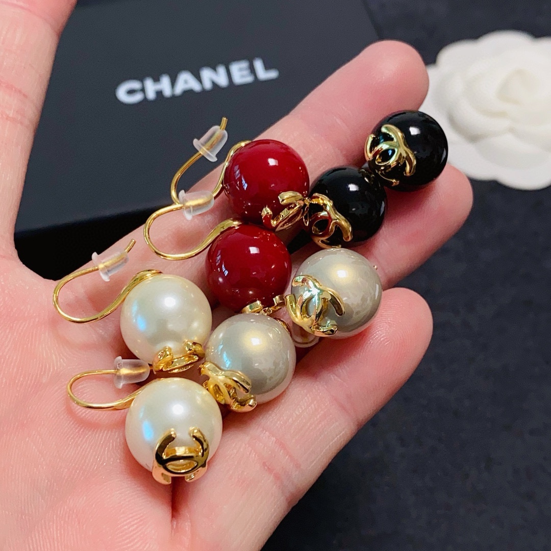 NO:105115,New Chanel Xiaoxiang Double C Small Small Simple New Year Red Cherry Color, Gray, Black, White Pearl Earrings Ear Hooks This earrings are really super beautiful, simple to look at but good to wear, even the small earlobes like me are very okzp ears are super elegant, jewelry quality, chanel, earrings19860909新款Chanel 小香双C小号简约新年红车厘子色、灰色、黑色、白色珍珠耳钉耳钩这款耳环真的超级美看着设计简单但是佩戴效果好看到爆就连我这种小耳垂的也很okzp上耳超气质优雅,饰品精品,chanel,earrings,Jewelry