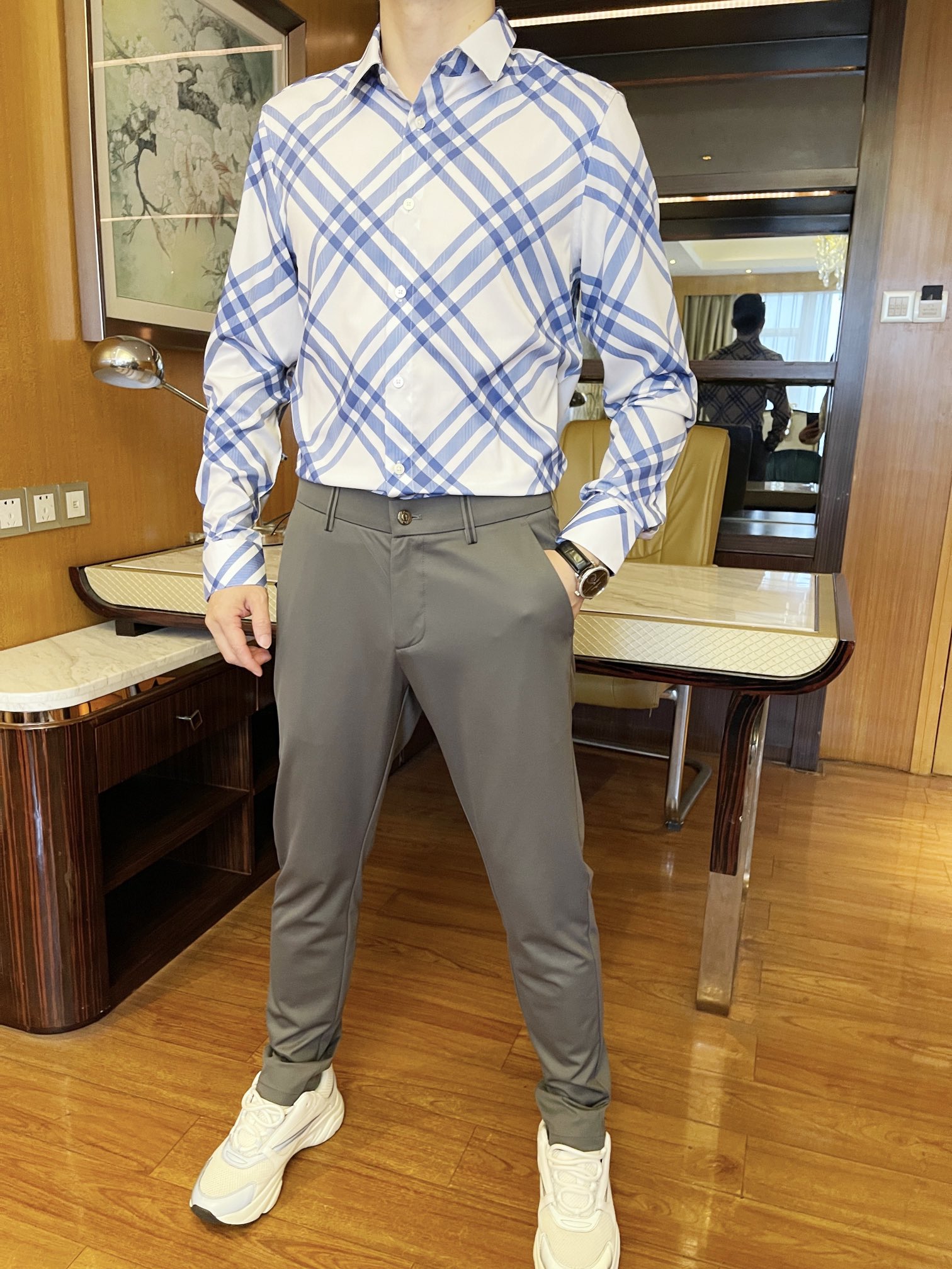 NO:119385,Burberry-2025 counter latest hot casual pants shipped, hot-selling items in European and American counters!  Selected Italian imported Tianshi cotton fabric with a straight slim fit design, limited English on the waist side and plaid embellishment on the back pocket to highlight your taste. You are definitely worthy of it. Number 29-38 (model 173/130 wears 31, with Hong Kong Lane Crawford gift box packaging), alexander wang19860909博柏利-2025专柜最新爆款休闲裤出货 欧美专柜热销单品！精选意大利进口天丝棉面料搭配直筒修身设计,后腰侧的限定英文和后袋口的格纹点缀彰显品味 您绝对值得拥有.码数29-38（模特173/130穿31,配香港连卡佛礼盒包装）,,alexander wang,Men's clothing