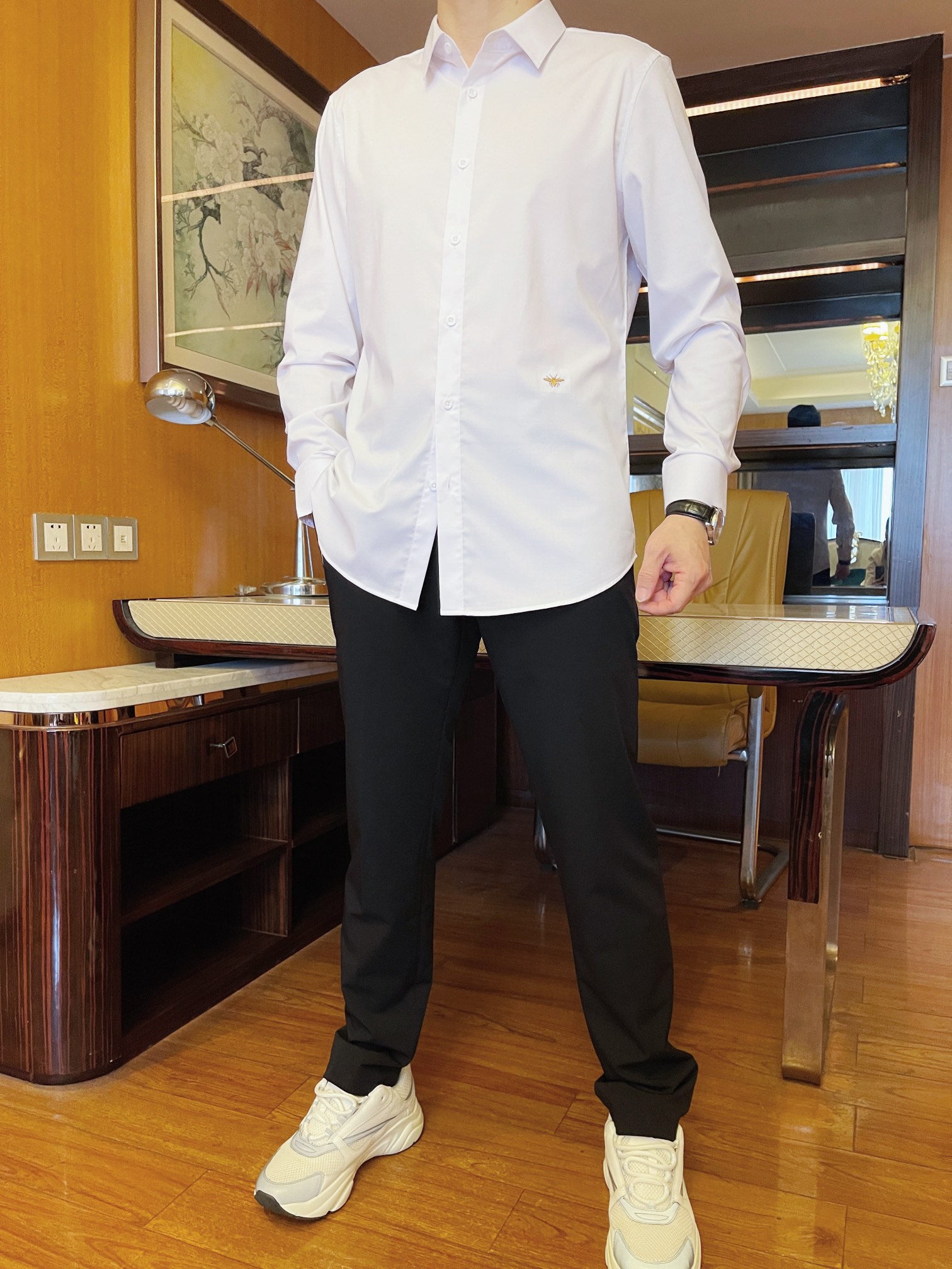 NO:119375,Dior-2025 counter latest hit shirts are shipped, Paris Fashion Week showcase hits!  Selected imported Italian silk cotton fabric with classic bee embroidery design, simple and atmospheric, fashionable and slim, taste choice. Number of codes 48-56 (model 173/130 wears 48 sizes, with Hong Kong Lane Crawford gift box packaging), dior, real silk, alexander wang19860909迪奥-2025专柜最新爆款衬衣出货 巴黎时装周走秀爆款！精选意大利进口真丝棉面料搭配经典小蜜蜂刺绣设计,简约大气 时尚修身 品味之选.码数48-56（模特173/130穿48码,配香港连卡佛礼盒包装）,,dior,real silk,alexander wang,Men's clothing