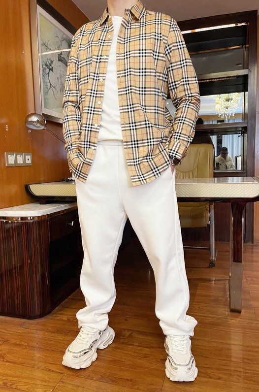 NO:119378,Burberry - the latest hot shirts in 2025 are shipped in the 2025 counter, and the hot-selling items in European and American counters!  Selected Italian imported tensile   recycled fiber with the latest design, the classic contrasting plaid is quite impressive in the British style, and it is absolutely business and casual boutique. The number is 48-56 (model 173/130 wears 48, with Hong Kong Lane Crawford gift box packaging), alexander wang19860909博柏利-2025专柜最新爆款衬衣卡其色出货 欧美专柜热销单品！精选意大利进口天丝 再生纤维搭配最新的设计,经典撞色格纹相当彰显英伦风范 绝对的商务休闲精品.码数48-56（模特173/130穿48、配香港连卡佛礼盒包装）,,alexander wang,Men's clothing