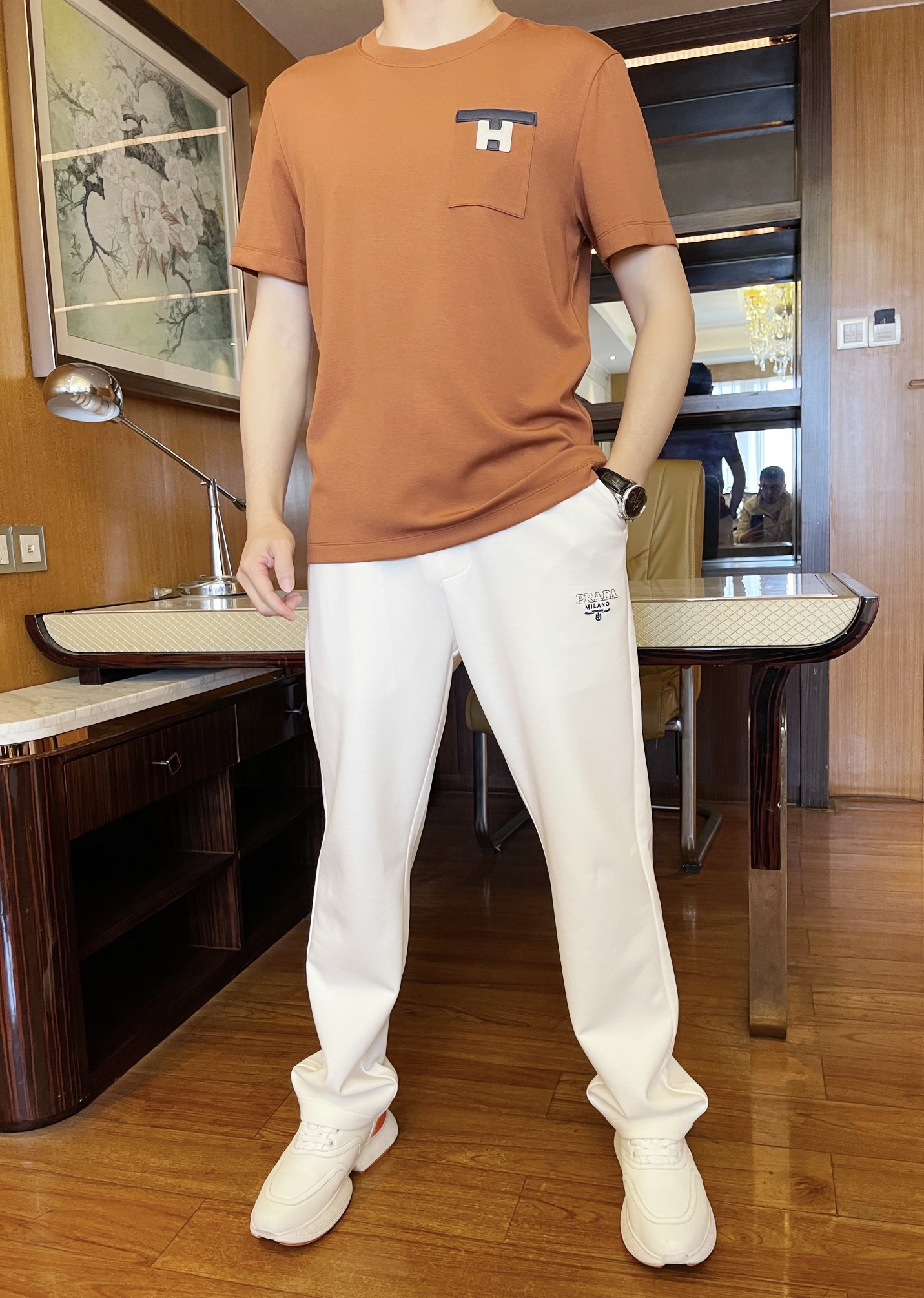 NO:119393,Hermes - the latest hot T-shirts in 2025 counters are shipped, and hot-selling items in European and American counters!  Selected Italian imported recycled fiber fabrics with fashionable designs, the exquisite H logo on the chest highlights the charm You are definitely worthy of having. Number 48-56 (model/130 wear 48, with Hong Kong Lane Crawford gift box packaging), hermes,tees, t-shirt, alexander wang19860909爱马仕-2025专柜最新爆款T恤出货 欧美专柜热销单品！精选意大利进口再生纤维面料搭配时尚的设计,胸前精致的H标志彰显韵味 您绝对值得拥有.码数48-56（模特/130穿48,配香港连卡佛礼盒包装）,,hermes,tees，t-shirt,alexander wang,Men's clothing