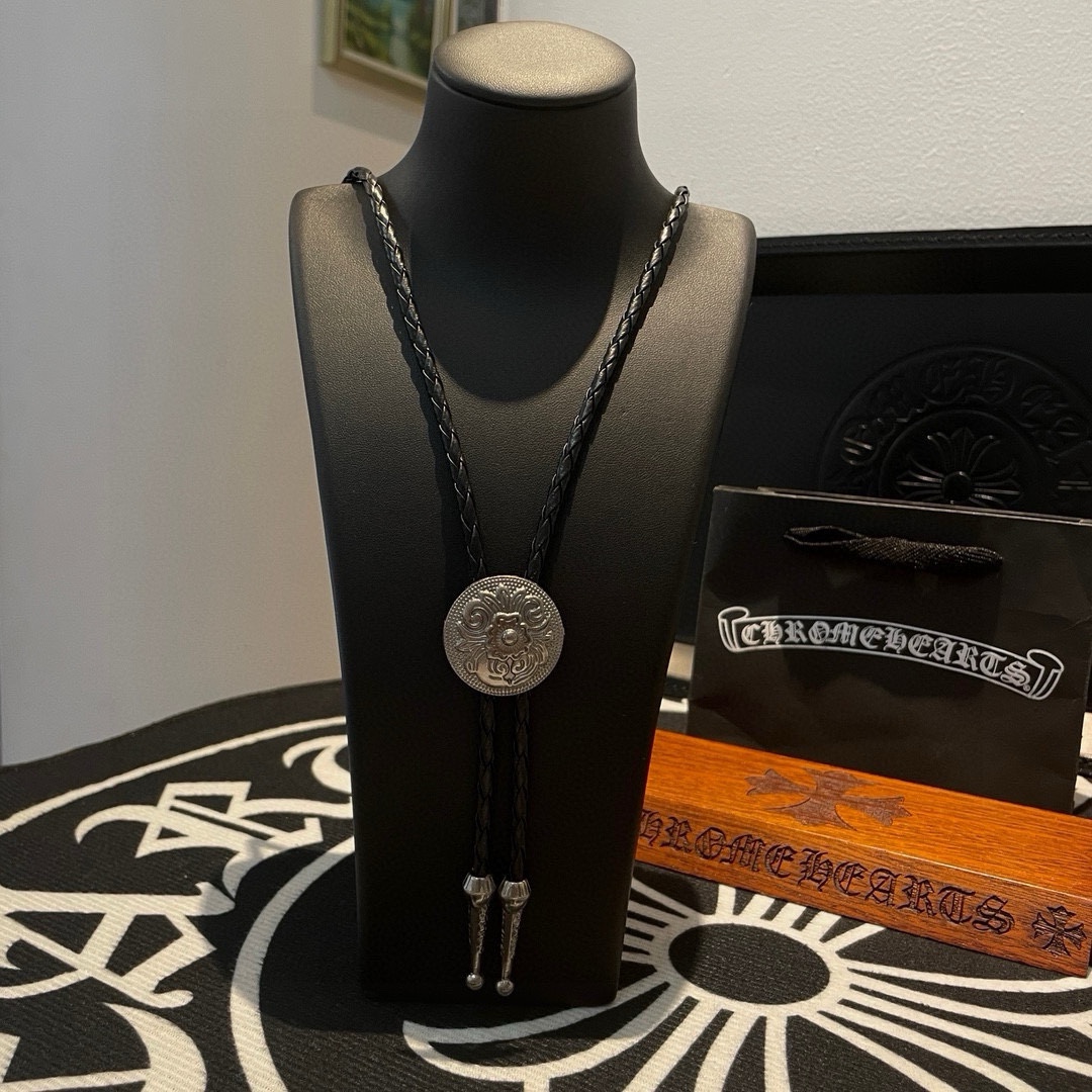 NO:105149,Comment on Douyin/Kuaishou/ins/Xiaohongshu/Live Hot, New [Counter Quality] Chrome Hearts Cross Leather Rope Necklace, Different Concave and Convex and Convex Design Styles, presenting uniqueness. Cross Scout Flowers are Croxin's ambitions, so they last longer. Genuine version of Chrome Hearts Croxin, different from the market, benchmarking the quality of the version, looking at the details of the letter printing, retro, old gray oxygen level. Seiko version!  !  !  Pure handmade ~ Authentic model opening must-have fashion and fashion, both men and women can wear it, same style for couples, original official website, rock punk style silver style, retro elements, trendy and versatile!  , jewelry boutique, chrome hearts, chrome hearts, necklace19860909批抖音/快手/ins/小红书/直播热门 ,新款【专柜品质】Chrome Hearts克罗心十字皮绳项链 ,凹凸造型不同的花纹设计风格 呈现出与众不同 十字架 童军花是克罗心的志 所以更经久不衰 正品打版Chrome Hearts克罗心 区别市场普通轻版 对版对标品质 看字印细节 复古做旧灰氧程度.精工版本！！！ 纯手工打造 ～正品开模潮流时尚必备 男女均可佩戴 情侣同款 官网原版 摇滚朋克泰银风格 复古元素 潮流百搭！,饰品精品,chrome hearts,chrome hearts,necklace,Jewelry