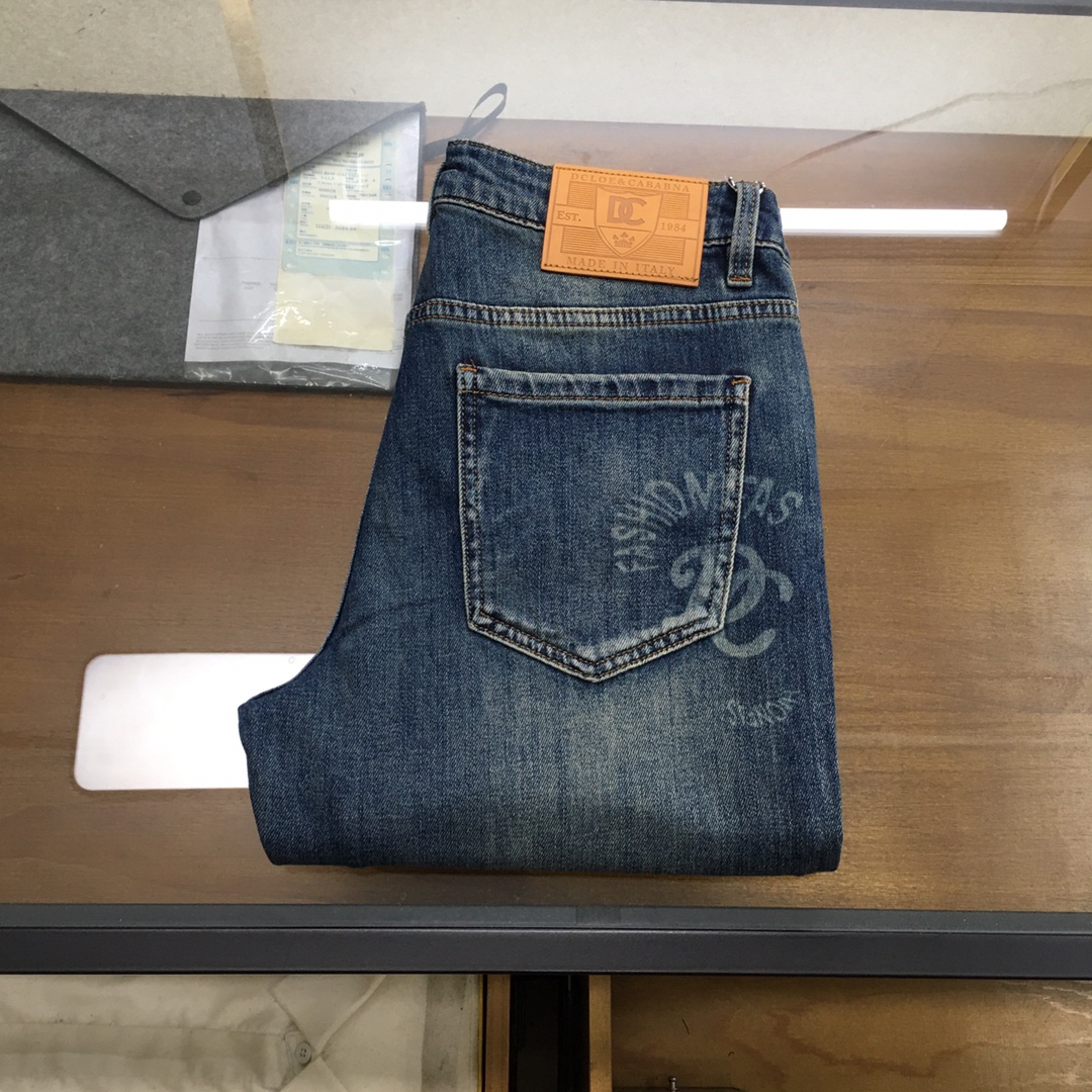 NO:119793,New product [D.G...] 2025 spring and summer new style new men's jeans!  Trade-level OEM products are extremely rare. The exquisite and exquisite production process has reached the ultimate effect. Classic styles, original color cotton materials, and classic plain woven twill denim surfaces are woven by old-fashioned woven technology. They are soft, delicate, comfortable and breathable, and the original hardware accessories are washed with first-class texture!  Size 29-38,3537, jeans,alexander wang19860909新品【D.G...】 2025春夏新款 新款男士牛仔裤！ 贸易级别的代工品,数量极其稀少.精良精细的制作工艺程度已经达到极致效果.经典绝伦的款式,原色棉料,经典的平织斜纹牛仔布面经由老式梭织工艺机织.柔软细腻舒适透气,原版五金配件水洗,质感一流！尺码29-38,3537,,jeans,alexander wang,Men's clothing