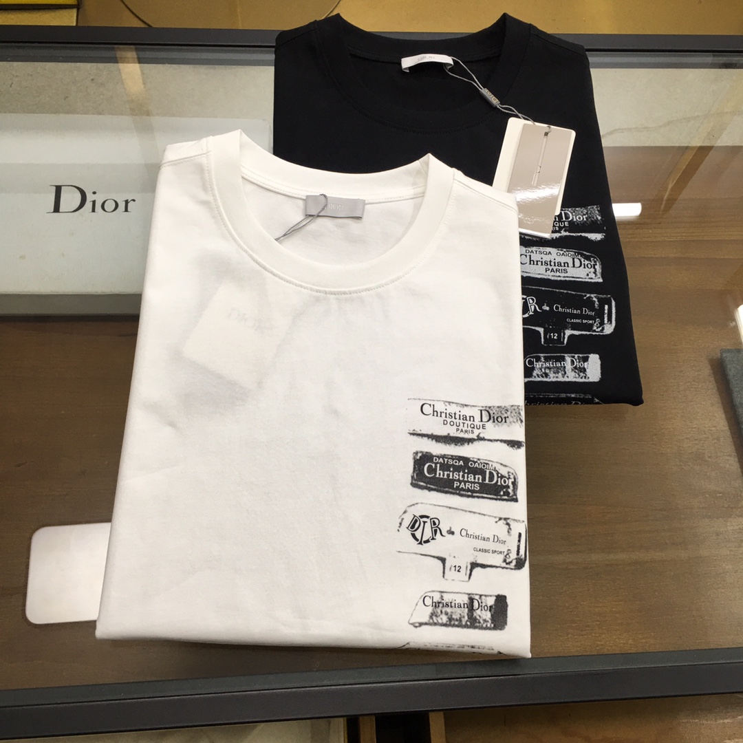 NO:119795,New product [Dio...r] High-end fabric 250g plain cotton 2025 spring and summer counter new product short-sleeved fashion classic round neck short-sleeved cuff hem adopts traceless design Fashion item design, more fashionable and comfortable, high-standard customization, very stylish upper body, classic LOGO pattern on the chest brand customer-supplied auxiliary materials, customer-supplied imported high-end fabric with very delicate texture, exquisite details and exquisite craftsmanship, extremely shaping item, can be matched with any fashion, super good style, a must-have item for trendy men Size S-XXL!  ,dior,T-shirt,alexander wang19860909新品【Dio...r】 高定面料 250克平纹纯棉 2025春夏专柜新品短袖时尚经典圆领短袖袖口下摆采用无痕设计 时尚单品设计,更加时尚舒适,高标准定制,上身非常有型,胸前品牌经典LOGO 图案 客供辅料,客供进口高档面料质感非常细腻,细节工艺精湛考究,塑造性极高的一款单品,任何时装都可以搭配,版型超级好 潮男必备单品 尺码S-XXL！,,dior,T-shirt,alexander wang,Men's clothing