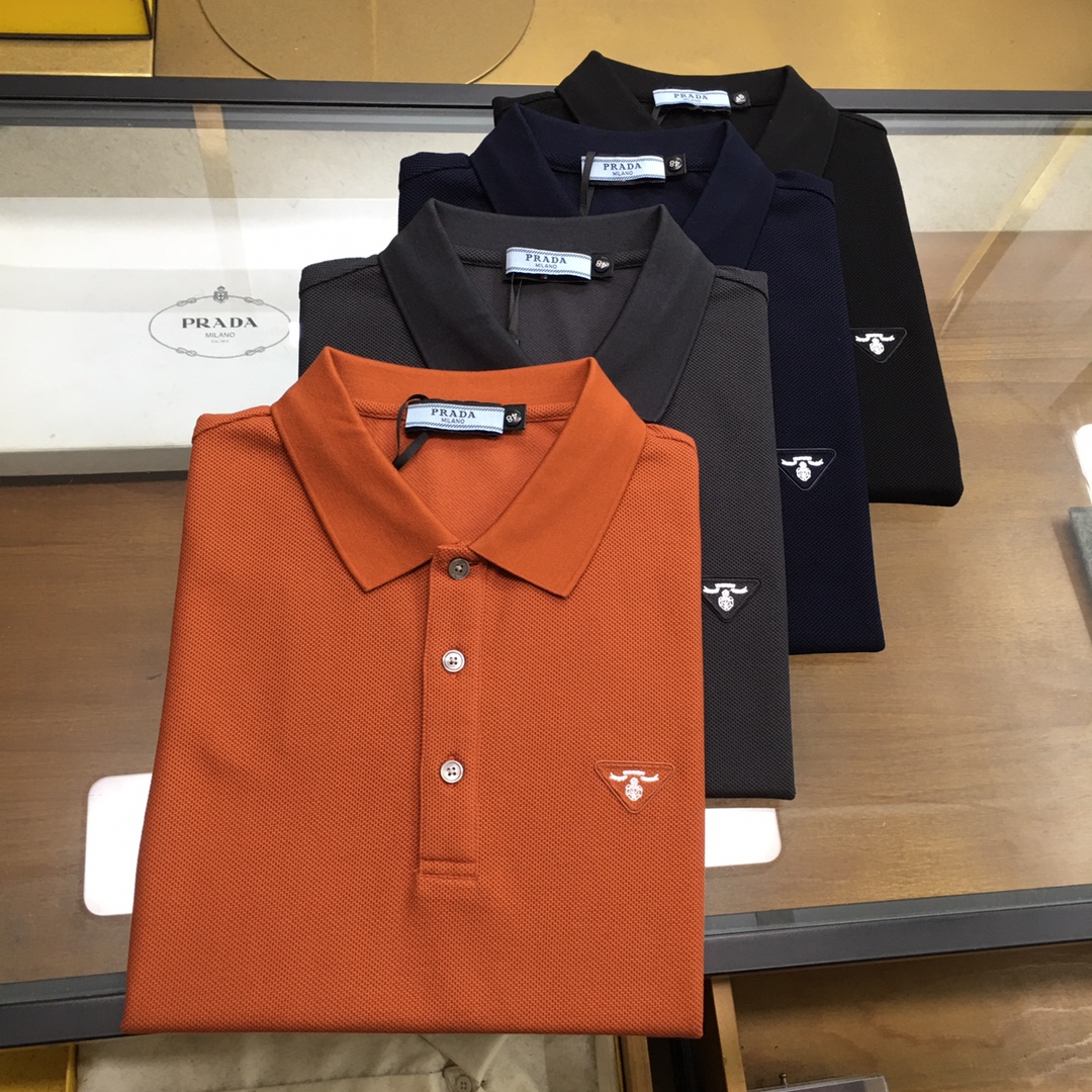 NO:119813,New counter products [Prda...] New spring and summer products of 2025, fashionable POLO/lamb short sleeves, high-end custom versatile styles, anyone can easily control them. Fully customized fabric craftsmanship, luxurious classic brand logo design on the chest, very high-end, those who understand goods must enter!  The style and tailoring are slim styles, which are very exquisite, showing aura and highlighting the exquisiteness of business men. This is the unique feature, the right slim fit, and the upper body effect is very good!  Counter size dark gray black brown navy blue, T-shirt,alexander wang19860909专柜新品【Prda...】 2025春夏新品 时尚POLO/翻领短袖 高级定制百搭款式 任何人都可以轻松驾驭 面料全订制工艺 胸前奢华经典品牌logo设计,非常显档次懂货的必须入！版型剪裁属于修身款 非常精致,显气场,又会凸显商务男士的精致,这就是独到之处,恰到好处的修身,上身效果非常赞！专柜尺码深灰色 黑色 棕色 藏蓝色,,T-shirt,alexander wang,Men's clothing