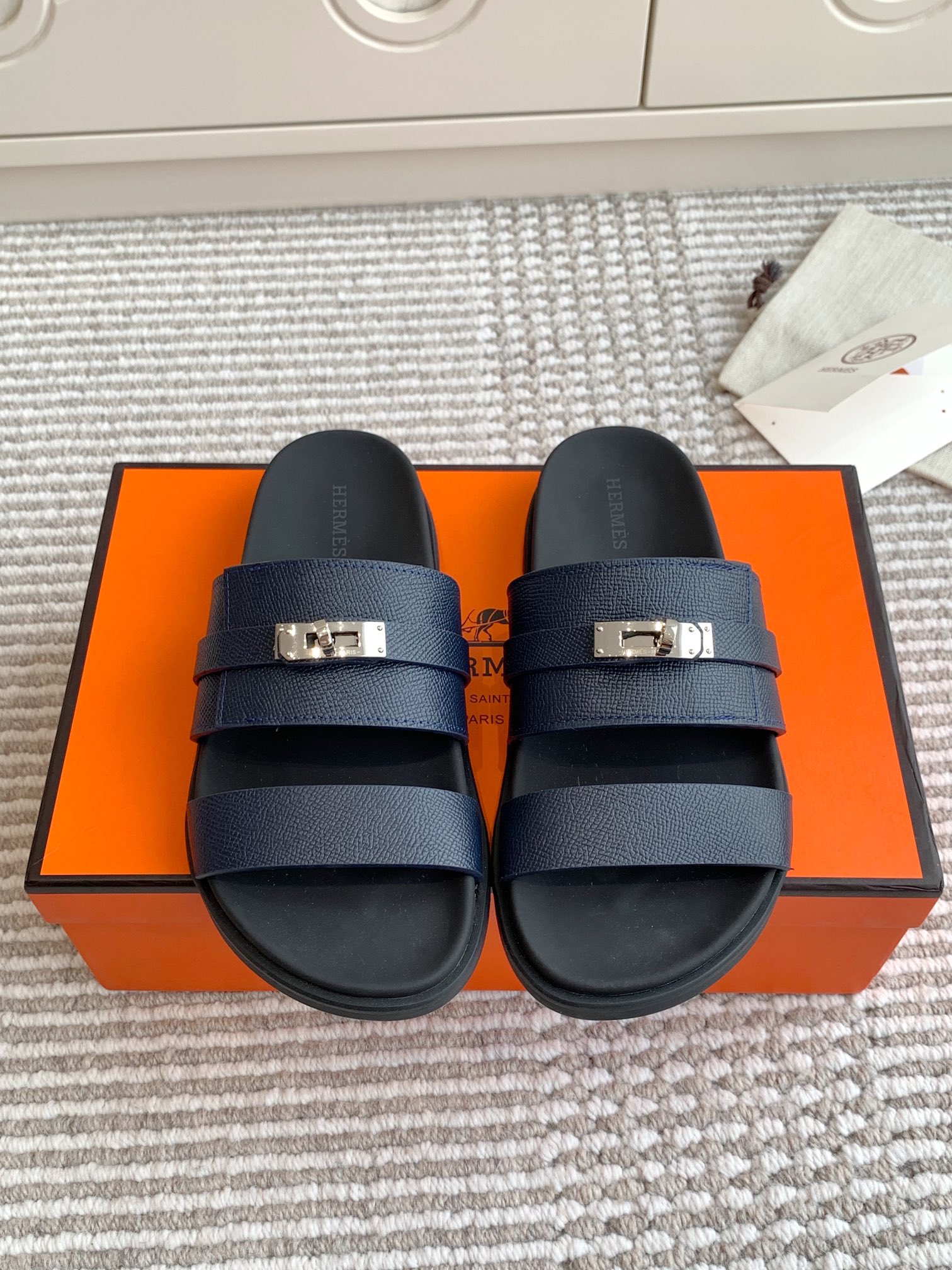 NO:164629,Women, Men, Hermes, Hermes, H-home chypre series, Kelly buckle, second uncle slippers, top quality, imported calfskin, palm pattern, cowhide, imported silk cowhide, original molded, women's size 35-40 (41 custom made) men's size 39-45 (46 custom made), slippers, hermes, hermes, slippers, cowhide19860909批女 男 Hermes 爱马仕H家chypre系列 Kelly扣二舅拖鞋 顶级品质 鞋面进口小牛皮/掌纹牛皮/进口牛京 垫脚进口丝绸牛皮,原版开模大底 女码35-40（41定做）男码39-45（46定做）,拖鞋,hermes,hermes,slippers,cowhide,Women's Shoes