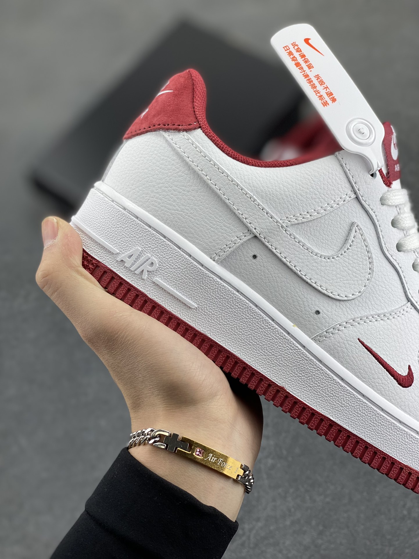 图片[6]-Air Force 1\’ 07 酒红小勾 原楦头原纸板 打造纯正空军版型 专注外贸渠道 全掌内置蜂窝气垫 #原盒配件 原厂中底钢印、拉帮完美 货号：HM9483-100 尺码：36 36.5 37.5 38 38.5 39 40 40.5 41 42 42.5 43 44 44.5 45-选品中心