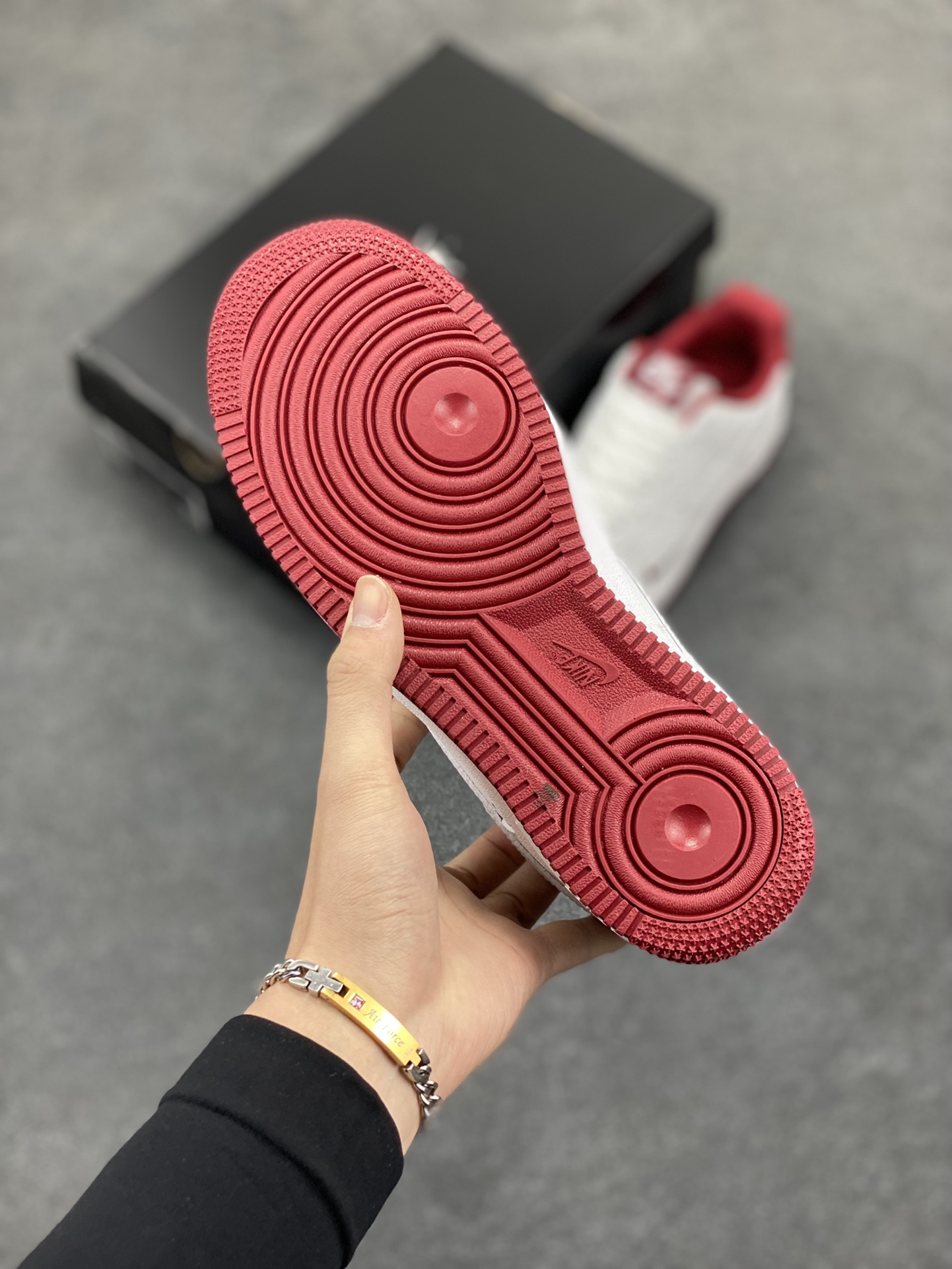 图片[5]-Air Force 1\’ 07 酒红小勾 原楦头原纸板 打造纯正空军版型 专注外贸渠道 全掌内置蜂窝气垫 #原盒配件 原厂中底钢印、拉帮完美 货号：HM9483-100 尺码：36 36.5 37.5 38 38.5 39 40 40.5 41 42 42.5 43 44 44.5 45-选品中心