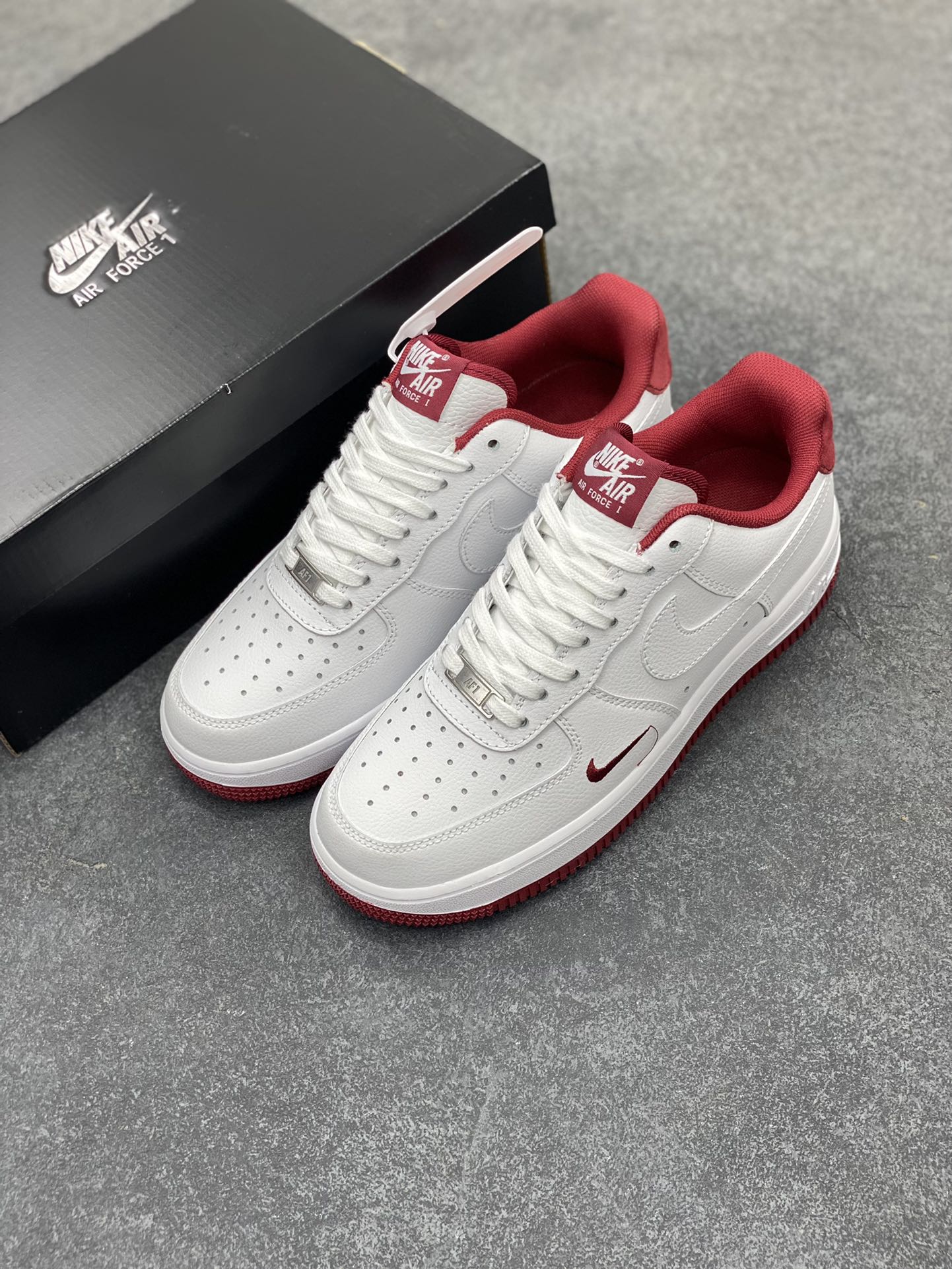 图片[8]-Air Force 1\’ 07 酒红小勾 原楦头原纸板 打造纯正空军版型 专注外贸渠道 全掌内置蜂窝气垫 #原盒配件 原厂中底钢印、拉帮完美 货号：HM9483-100 尺码：36 36.5 37.5 38 38.5 39 40 40.5 41 42 42.5 43 44 44.5 45-选品中心