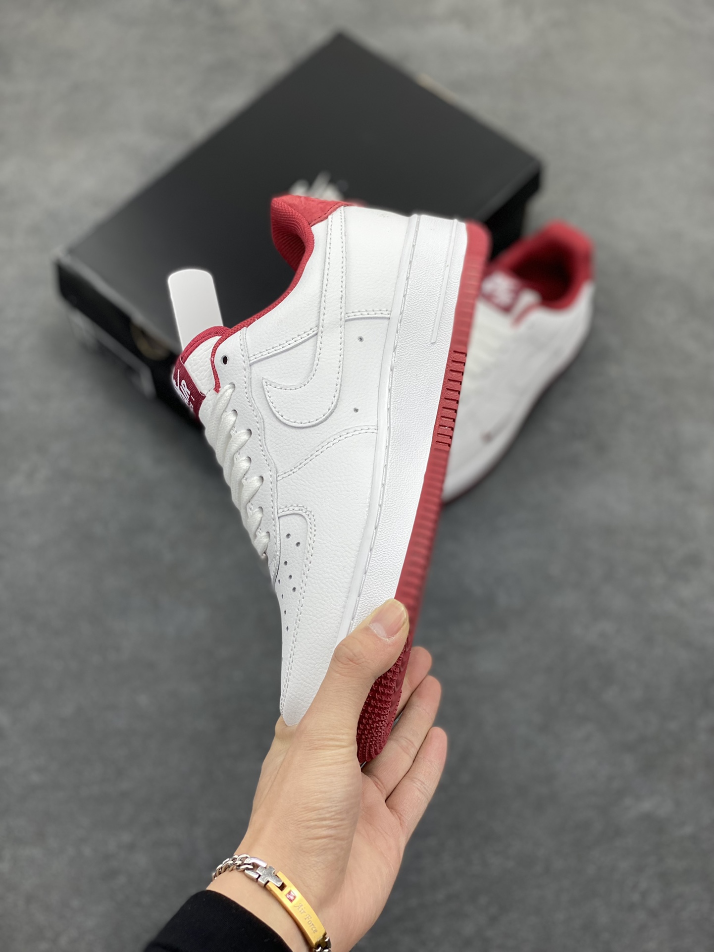 图片[3]-Air Force 1\’ 07 酒红小勾 原楦头原纸板 打造纯正空军版型 专注外贸渠道 全掌内置蜂窝气垫 #原盒配件 原厂中底钢印、拉帮完美 货号：HM9483-100 尺码：36 36.5 37.5 38 38.5 39 40 40.5 41 42 42.5 43 44 44.5 45-选品中心