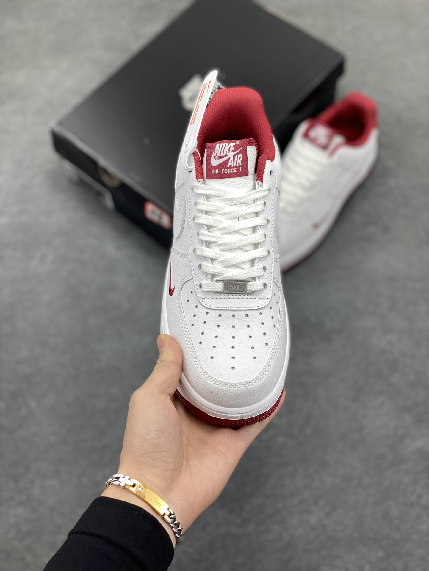 图片[2]-Air Force 1\’ 07 酒红小勾 原楦头原纸板 打造纯正空军版型 专注外贸渠道 全掌内置蜂窝气垫 #原盒配件 原厂中底钢印、拉帮完美 货号：HM9483-100 尺码：36 36.5 37.5 38 38.5 39 40 40.5 41 42 42.5 43 44 44.5 45-选品中心